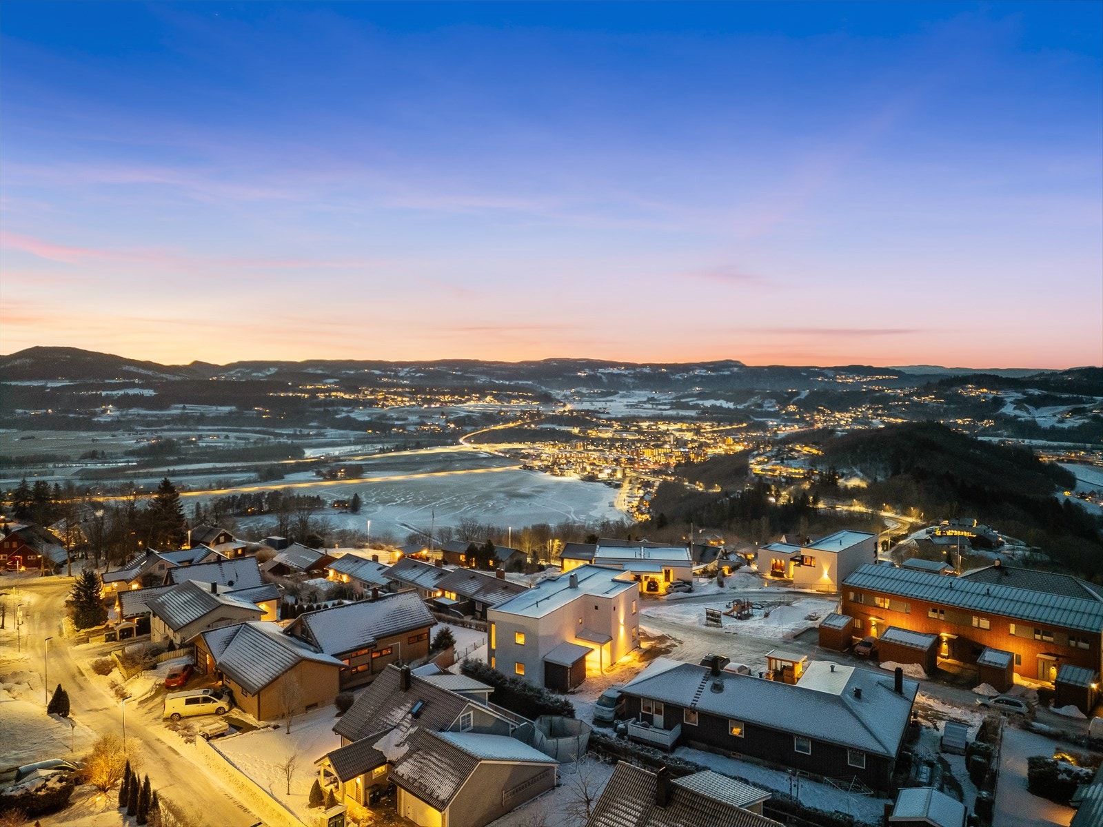Melhus sentrum, ca. 2 km unna, har et godt servicetilbud med dagligvarebutikker, samt treningssentre, bensinstasjon, bank, lege og apotek. Galleribilde