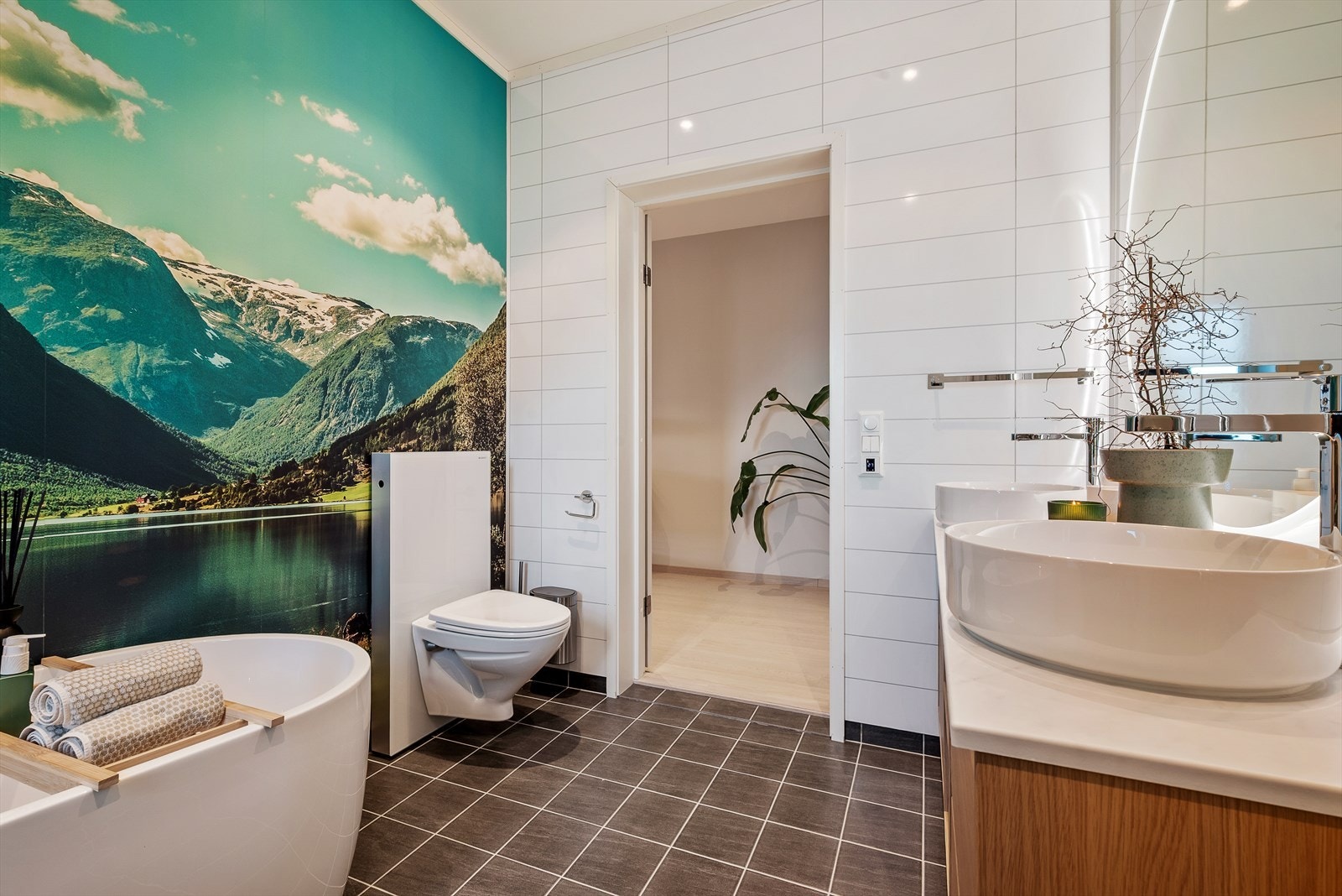 Badet er utstyrt med gulvvarme og spotter i tak. Galleribilde