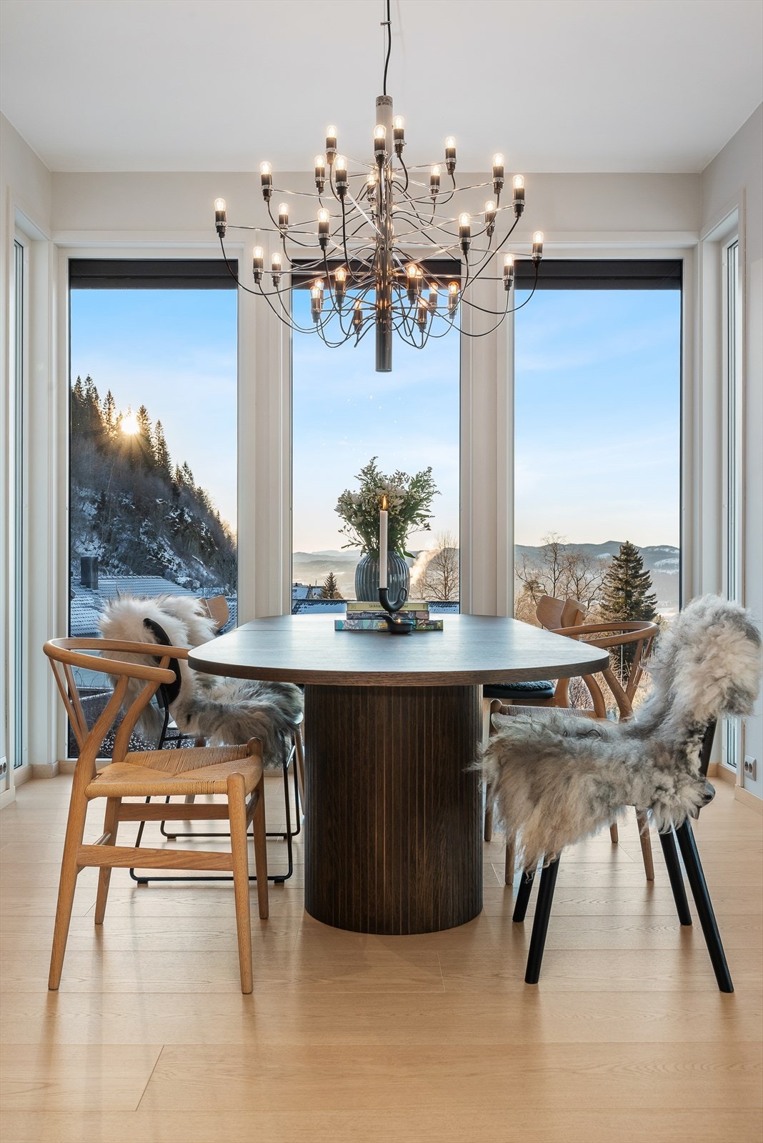 Fra spisestuen kan man nyte utsikt mot de naturskjønne landskapene mot sør. Galleribilde