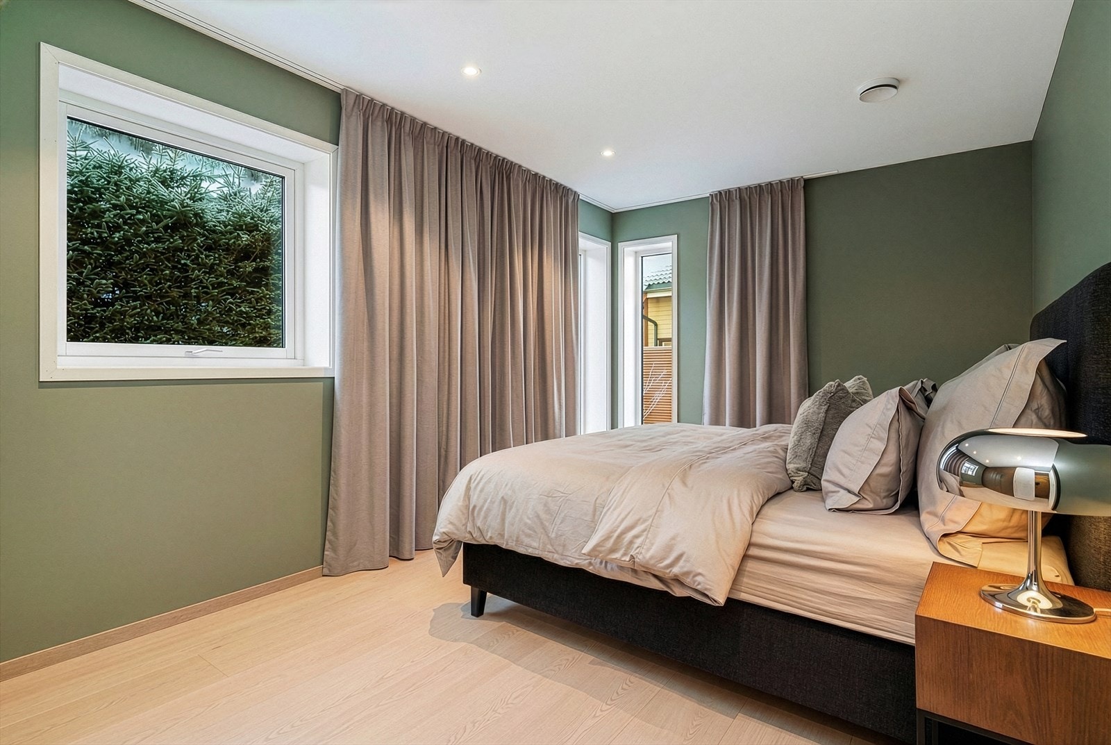 Det største soverommet i 1.etg er på hele 15 kvm, med god plass til dobbeltseng og oppbevaring. (Bildet er digital møblert - Dette soverommet her har ikke takhengte gardinskinner pt.) Galleribilde