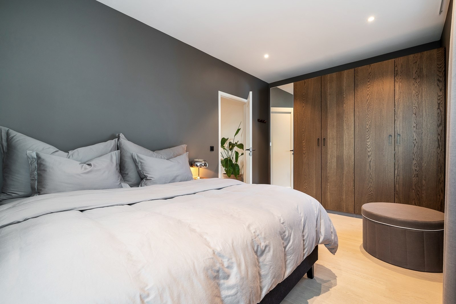 Boligen har hele fem soverom, der to ligger i 2.etg - Ideelt for familie, hjemmekontor eller gjester. Hovedsoverommet på hele 15 kvm har stor garderobeløsning, som gir gode oppbevaringsmuligheter i hverdagen. Galleribilde