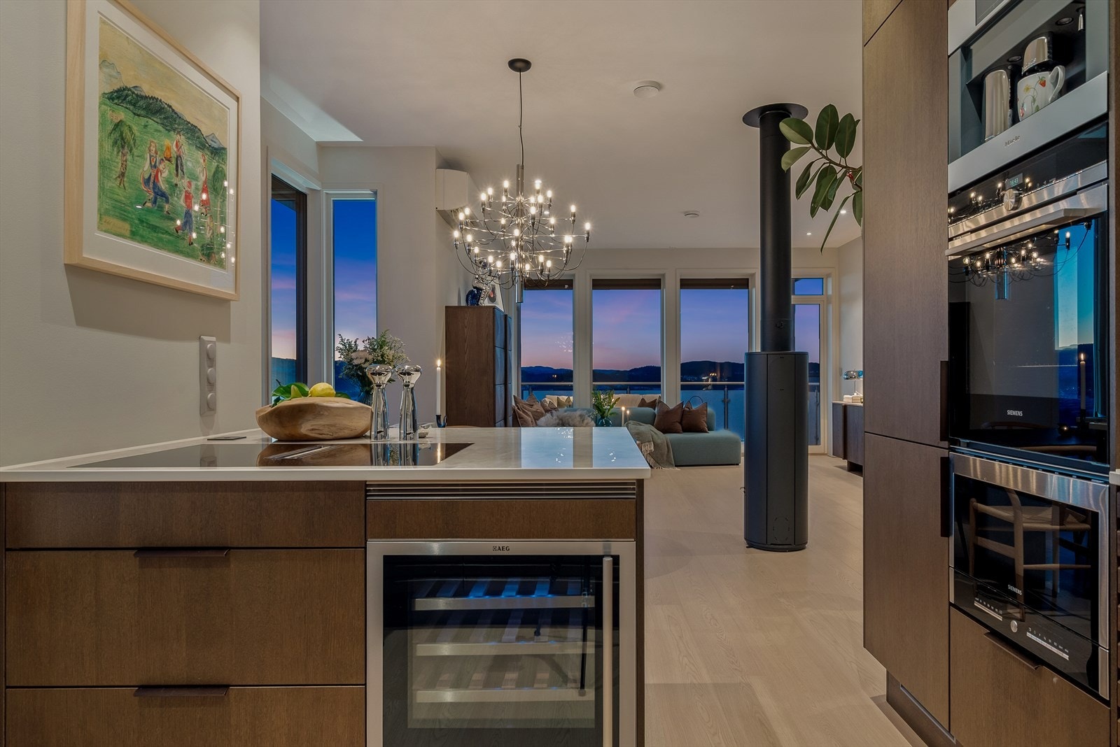 Stor kjøkkenøy med integrert trådløs mobillader og stikkontakter - perfekt som sosial samlingsplass i hverdagen. Galleribilde