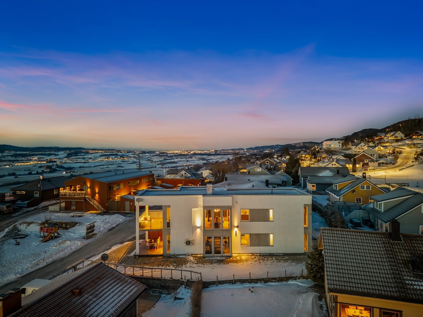 Tidsstyrt fasadebelysning fremhever boligen på kveldstid og skaper et eksklusivt uttrykk. Eiendommen ligger sentralt og attraktivt til i et landlig og barnevennlig boligområde på Løvset i Melhus kommune, ca. 2 km fra Melhus sentrum. Galleribilde