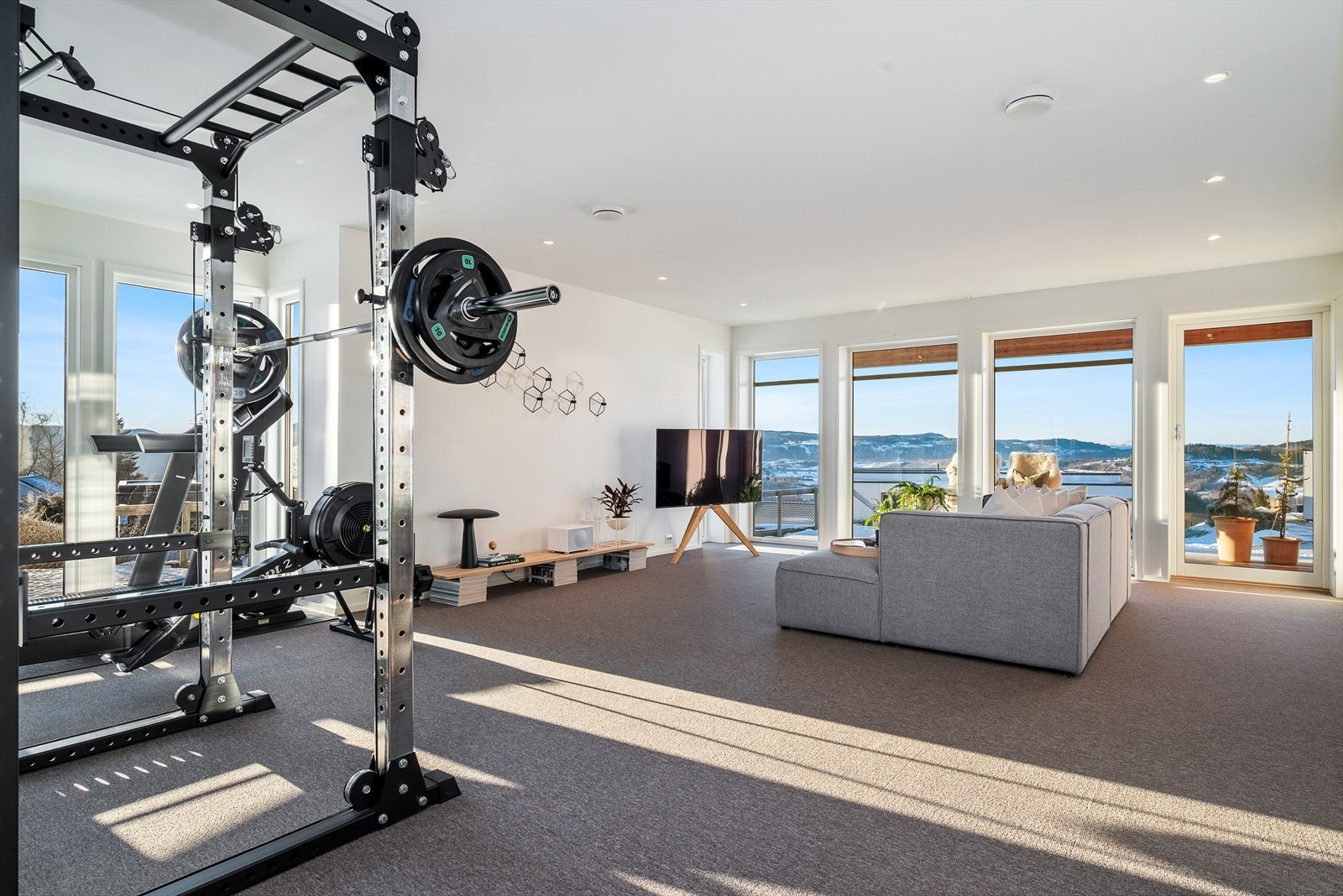 To separate stuer gir fleksible soner for både familieliv, gjester og rolige soner - Rommet er i dag innredet som kombinert stue og treningsrom. Galleribilde