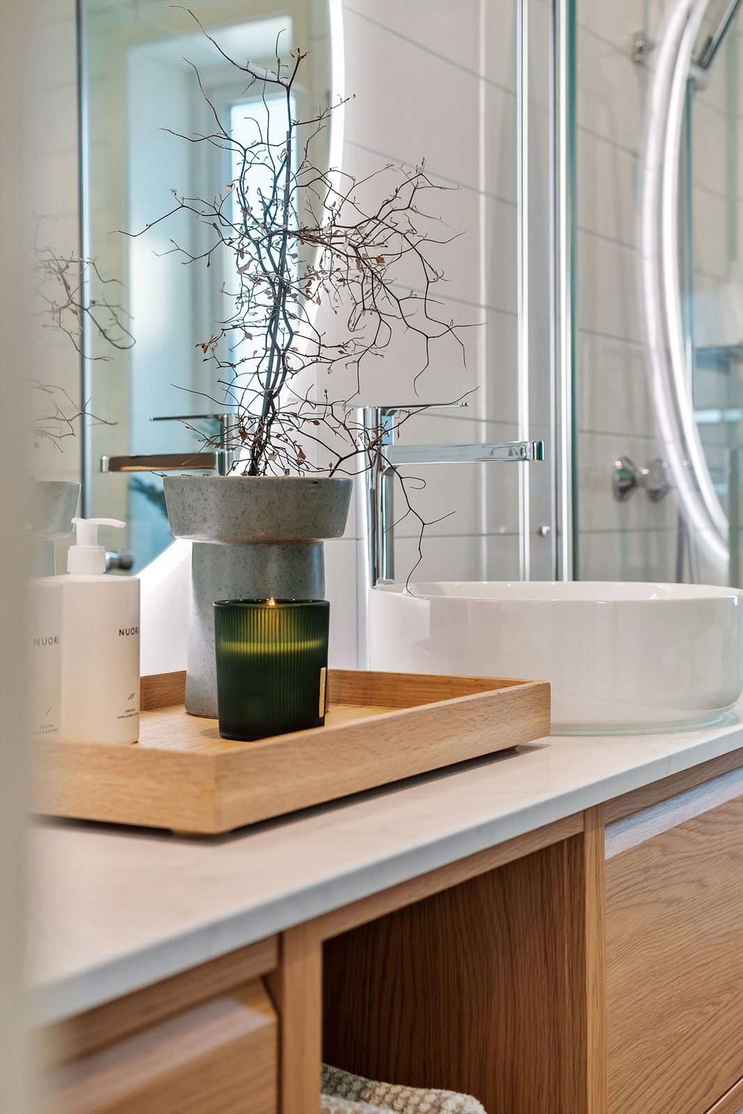 Et svært delikat bad på 6,5 m², med moderne innredning og gjennomgående gode materialvalg. Galleribilde