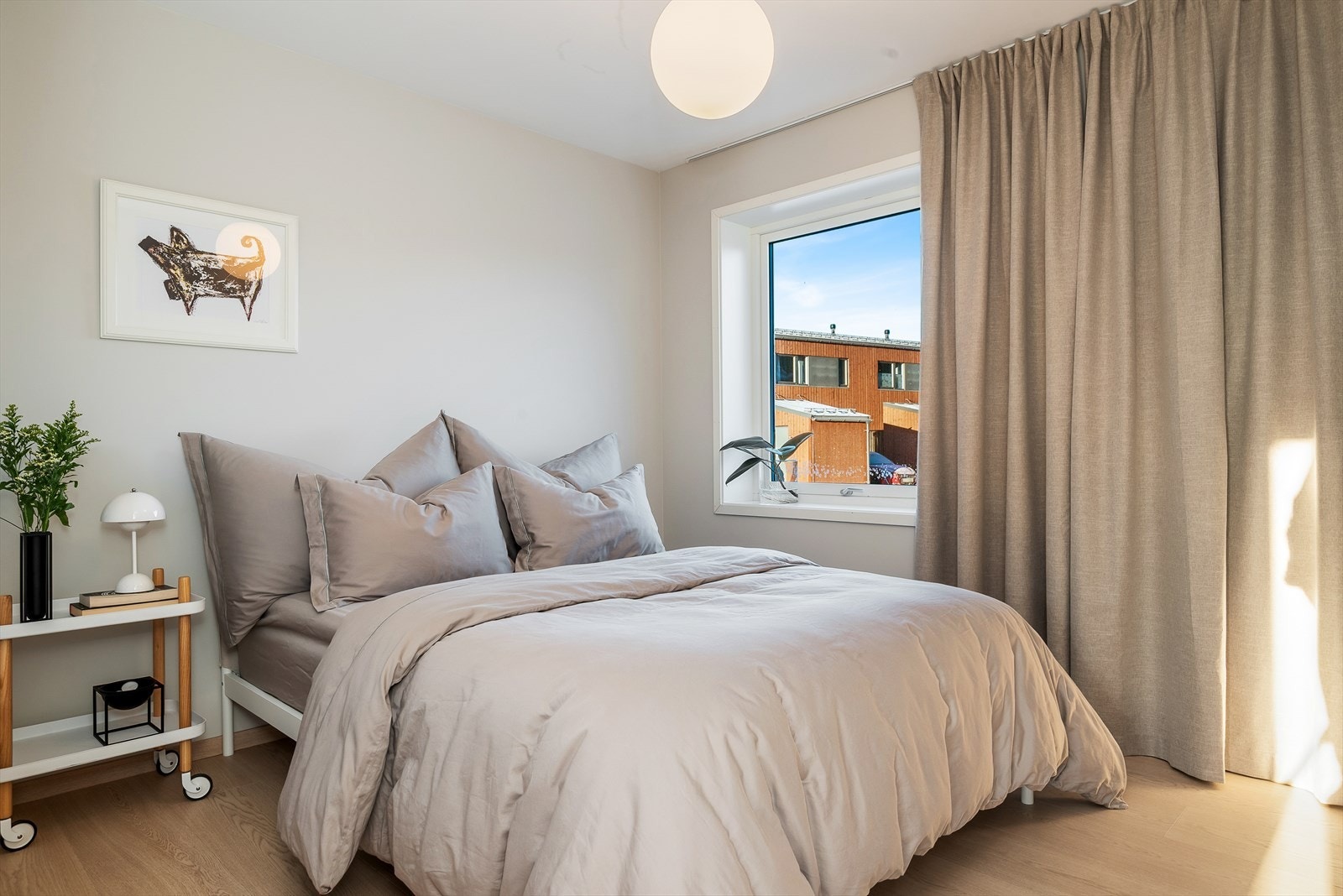 Soverom 5 - Tidsriktig soverom på 9,5 kvm med gjennomført materialvalg og takhengte gardiner, og med direkte inngang til egen bod (walk-in-garderobe) på 4 kvm. Galleribilde