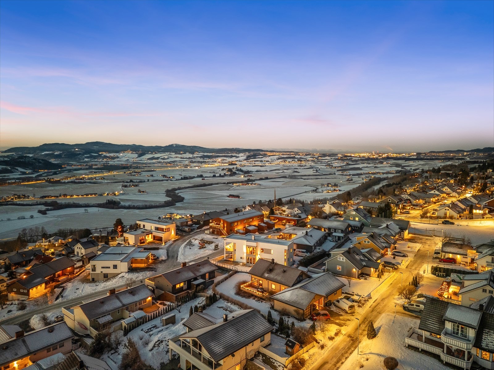 Området byr på et bredt utvalg av fasiliteter som gjør hverdagen enkel og praktisk, spesielt godt tilrettelagt for barnefamilier. Høyeggen barneskole og Løvset barnehage ligger begge ca. 1 km fra eiendommen. Galleribilde