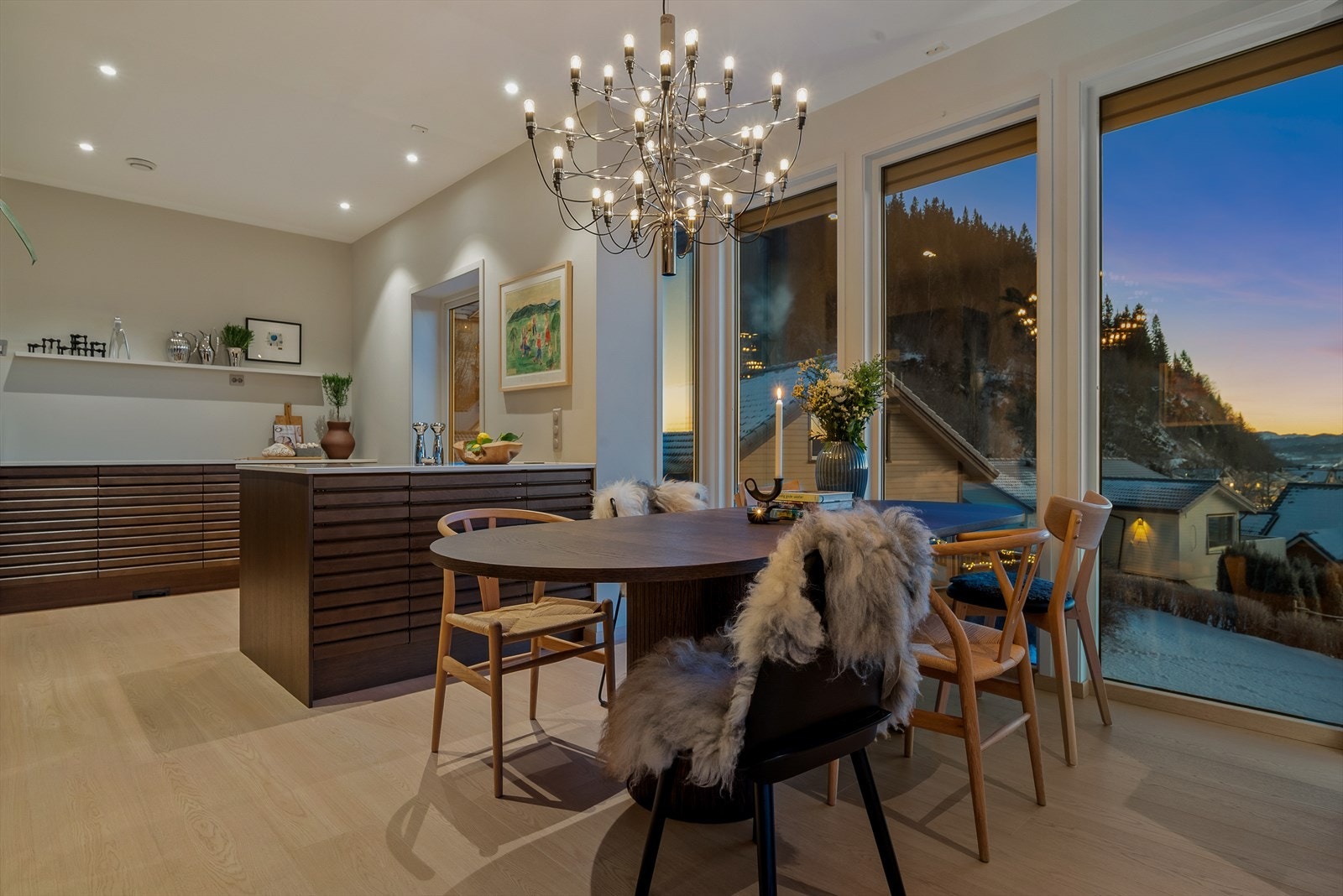 Videre byr boligen på et eksklusivt Sigdal kjøkken i heltre eik med stein benkeplate og integrerte hvitevarer, vinskap og kaffemaskin - et gjennomført kvalitetskjøkken hvor både estetikk og funksjonalitet er ivaretatt. Galleribilde