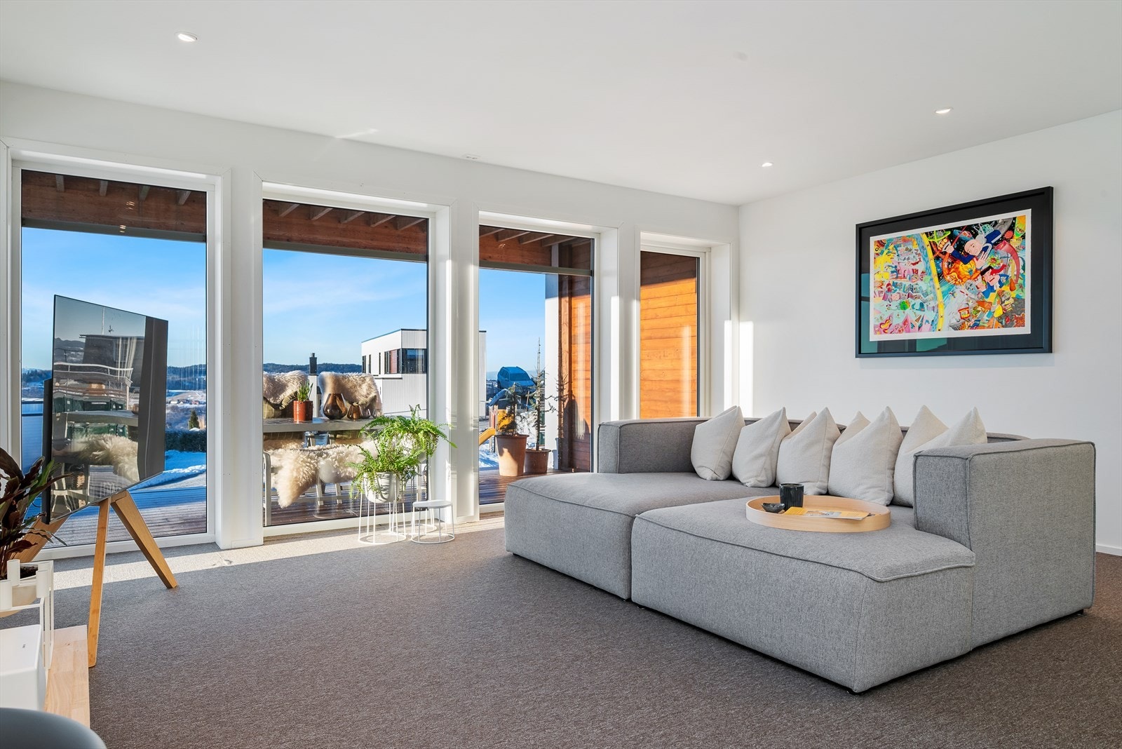 I 1.etg finner du en innbydende stue på hele 43,5 kvm - Rommet har moderne teppeflis på gulv og downlights i tak. Galleribilde