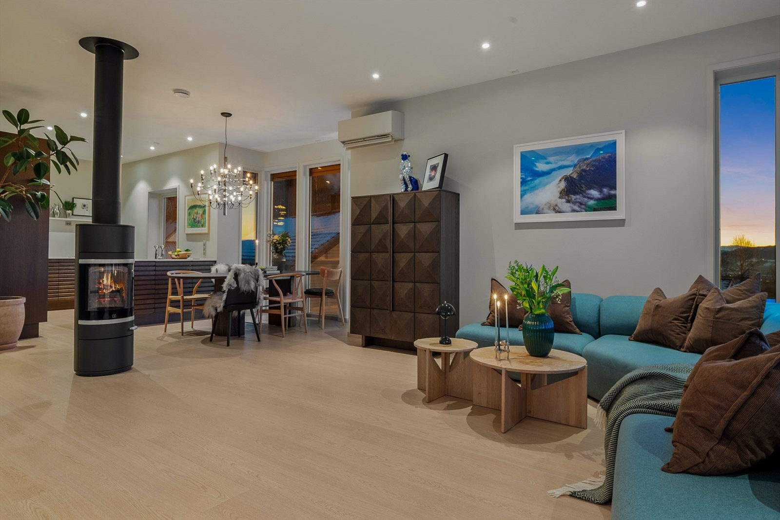 Stue-/kjøkken- rommet er på imponerende 66 kvm, og gir deg flere møbleringsmuligheter. Galleribilde