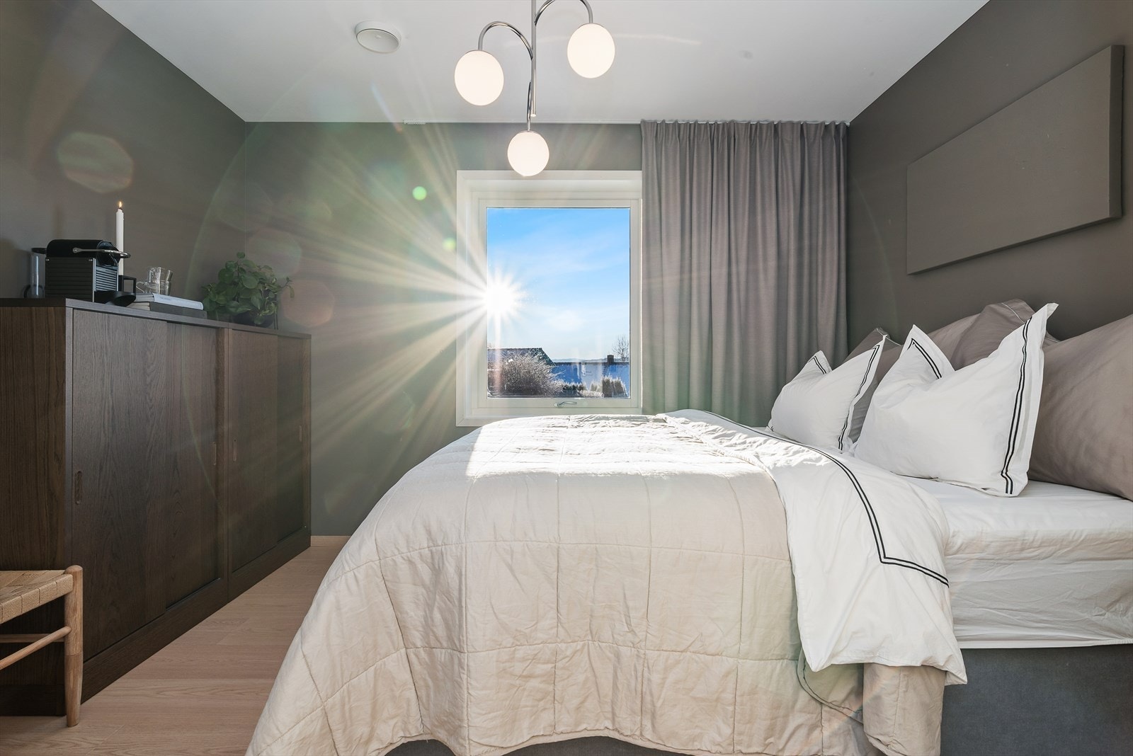 I boligens 1.etg finner vi de 3 siste soverommene - Dette soverommet på ca. 10 kvm er et elegant og luftig rom med fleksible møbleringsmuligheter. Galleribilde