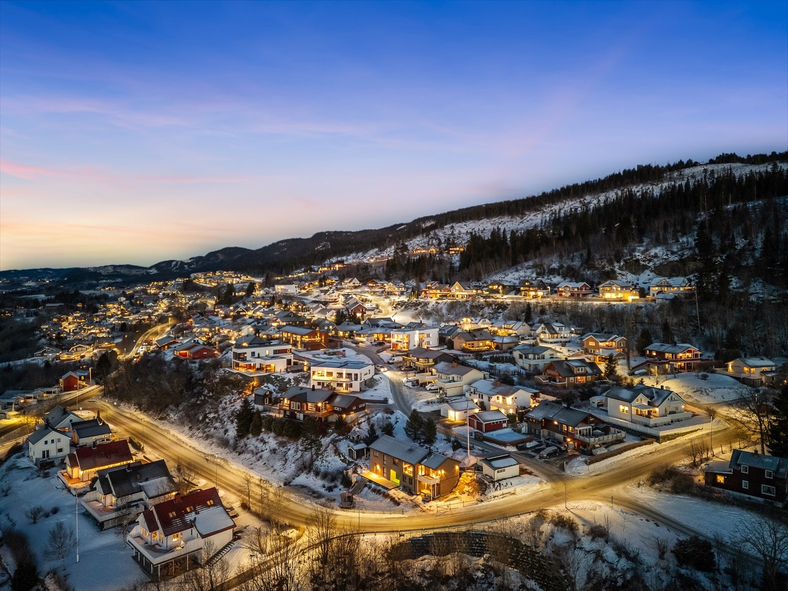 Nærområdet byr på rikelige fritids- og aktivitetstilbud med kort vei til lekeplass, fotballbane, idrettshall, treningssenter, lysløype og skiløyper. Galleribilde