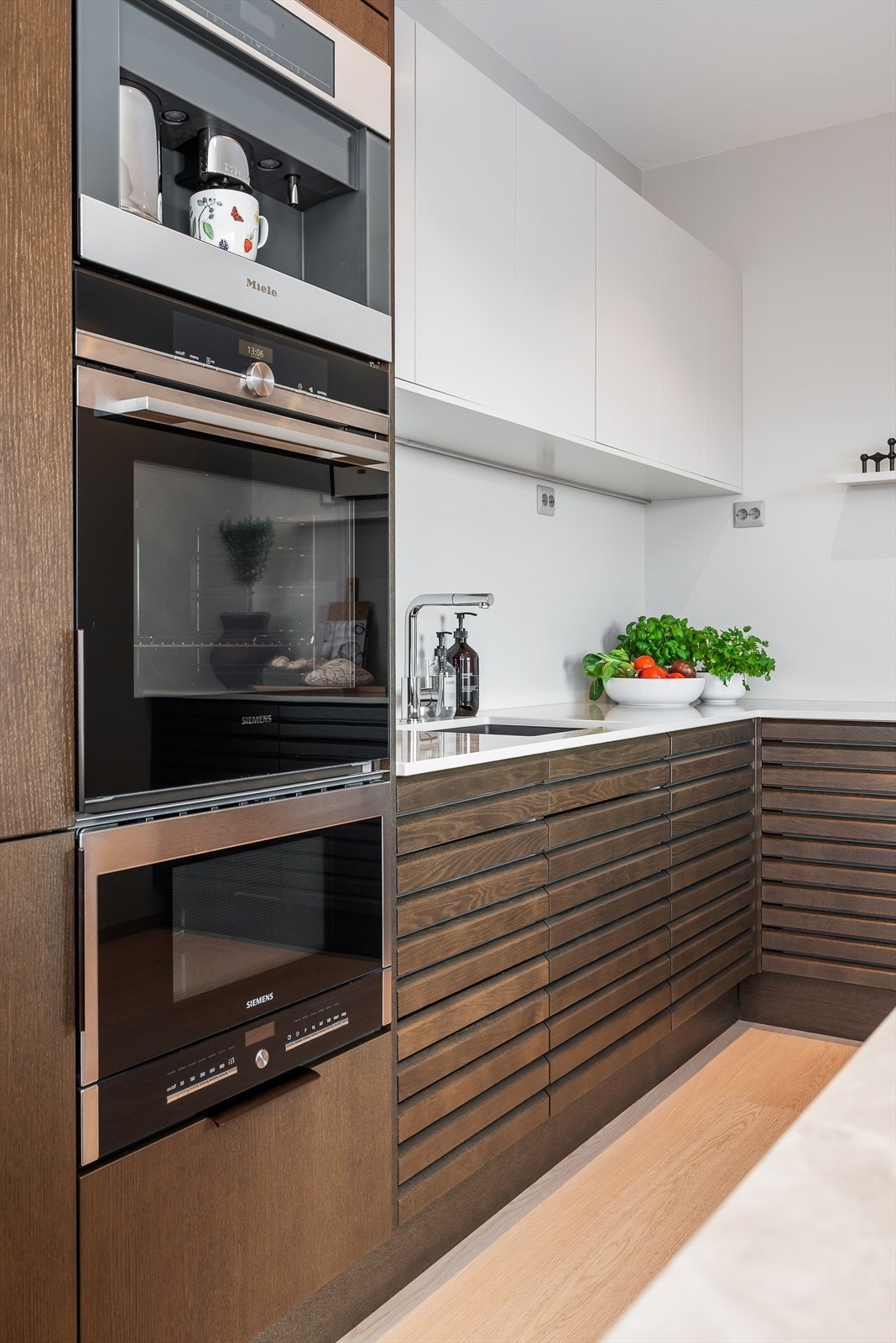 Detaljer som uttrekkbar vannkran og skjult avsug gir høy brukskomfort og mer moderne design. Galleribilde