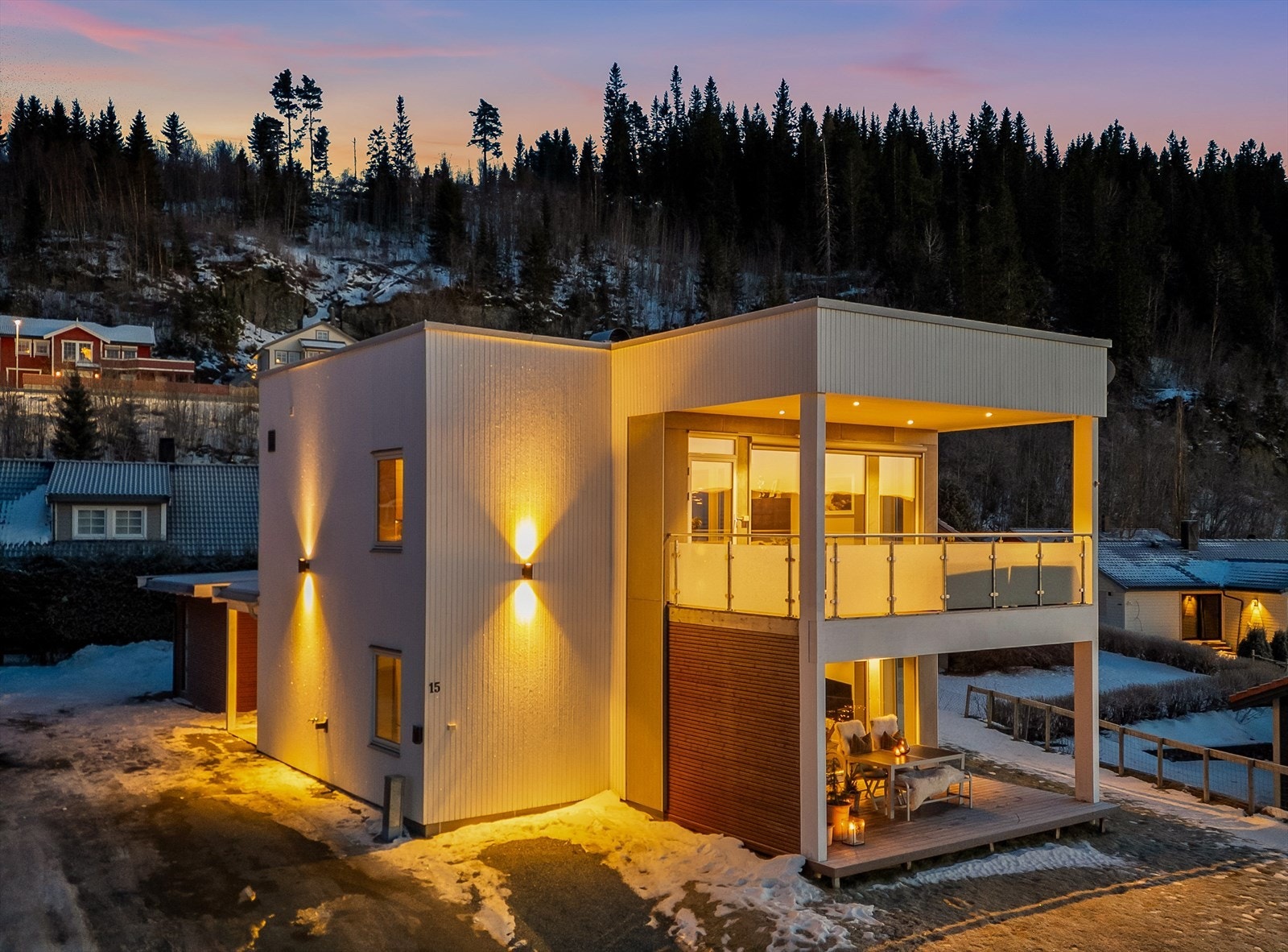 Boligen har pent opparbeidet tomt med asfaltert gårdsplass, godkjent for å sette opp carport og tidsstyrt utvendig belysning. På den ene veggen er det montert Easee 32A elbillader med appstyring, som gir enkel lading hjemme. Galleribilde