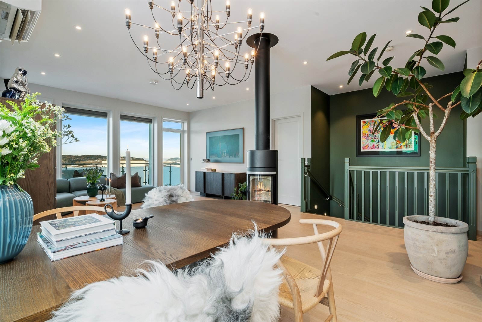 Balansert ventilasjon, varmepumpe med kjølefunksjon og vedovn gir et sunt og komfortabelt inneklima hele året. Galleribilde