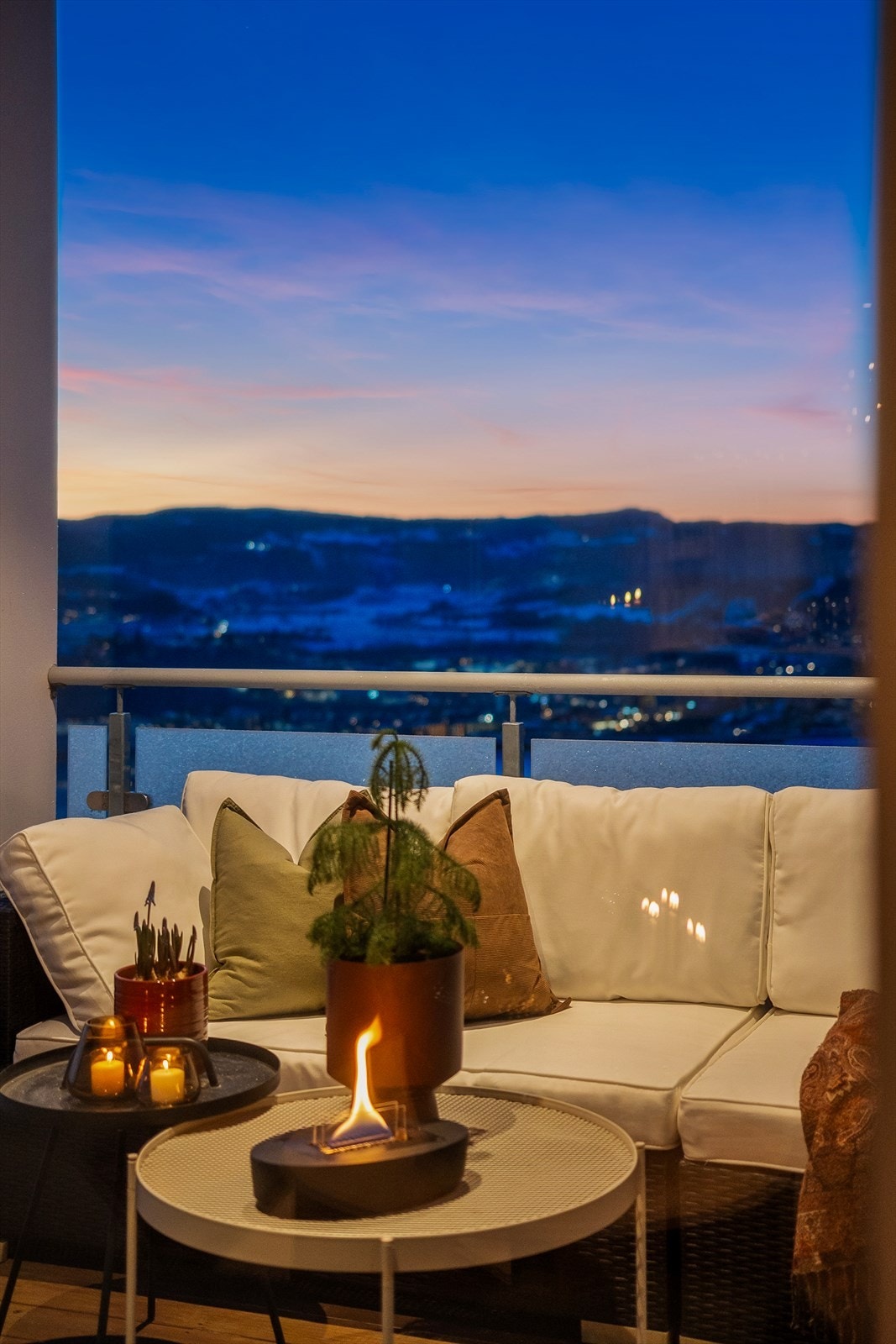 Balkongen har direkte utgang fra stue, og har godt med plass til møblering etter eget ønske. Galleribilde