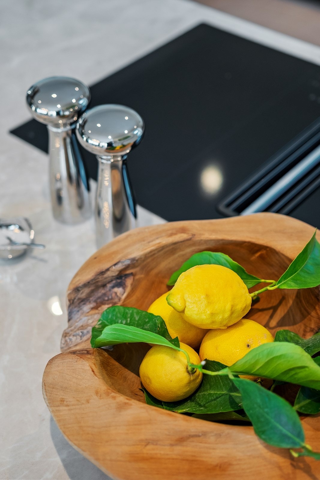 Stilren nedfelt benkeventilator med utluft - gir et moderne uttrykk og effektiv ventilasjon. Galleribilde