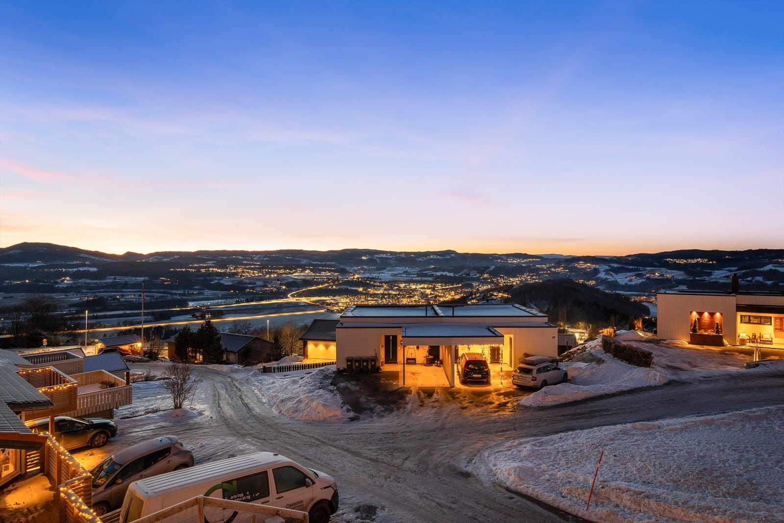 Boligen byr på en magisk utsikt og enestående solforhold, der solen kan nytes til ca. kl. 23.30 på sommerstid. Galleribilde