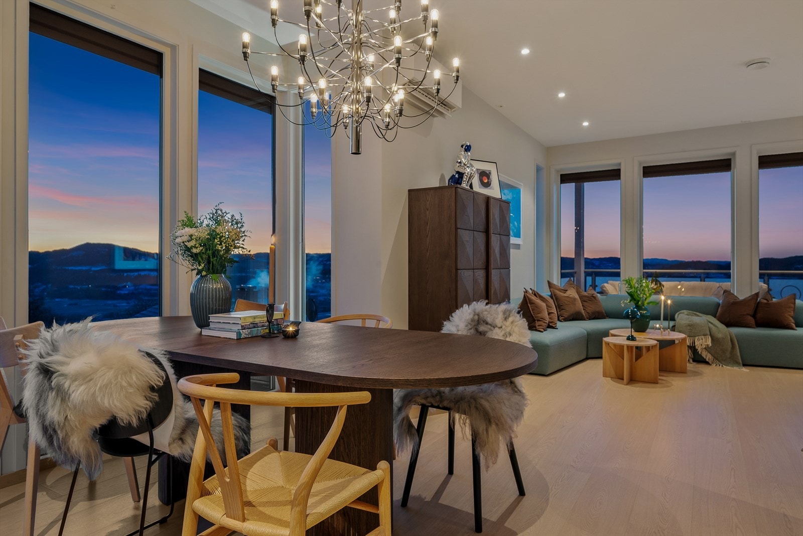 Integrerte elektriske screens på vinduer i stue i 2. etasje gir både solskjerming og et stilrent uttrykk. Galleribilde