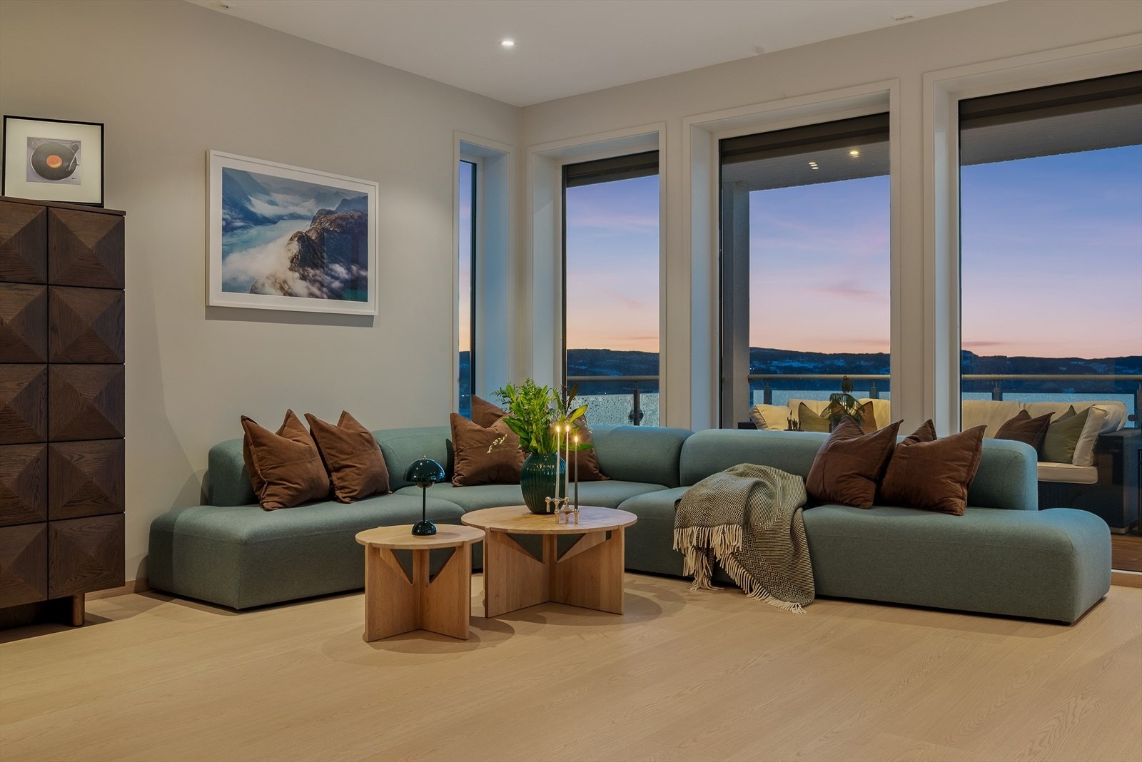 Her får du en lys og romslig stue med store vindusflater og imponerende takhøyde på hele 270 cm! Galleribilde