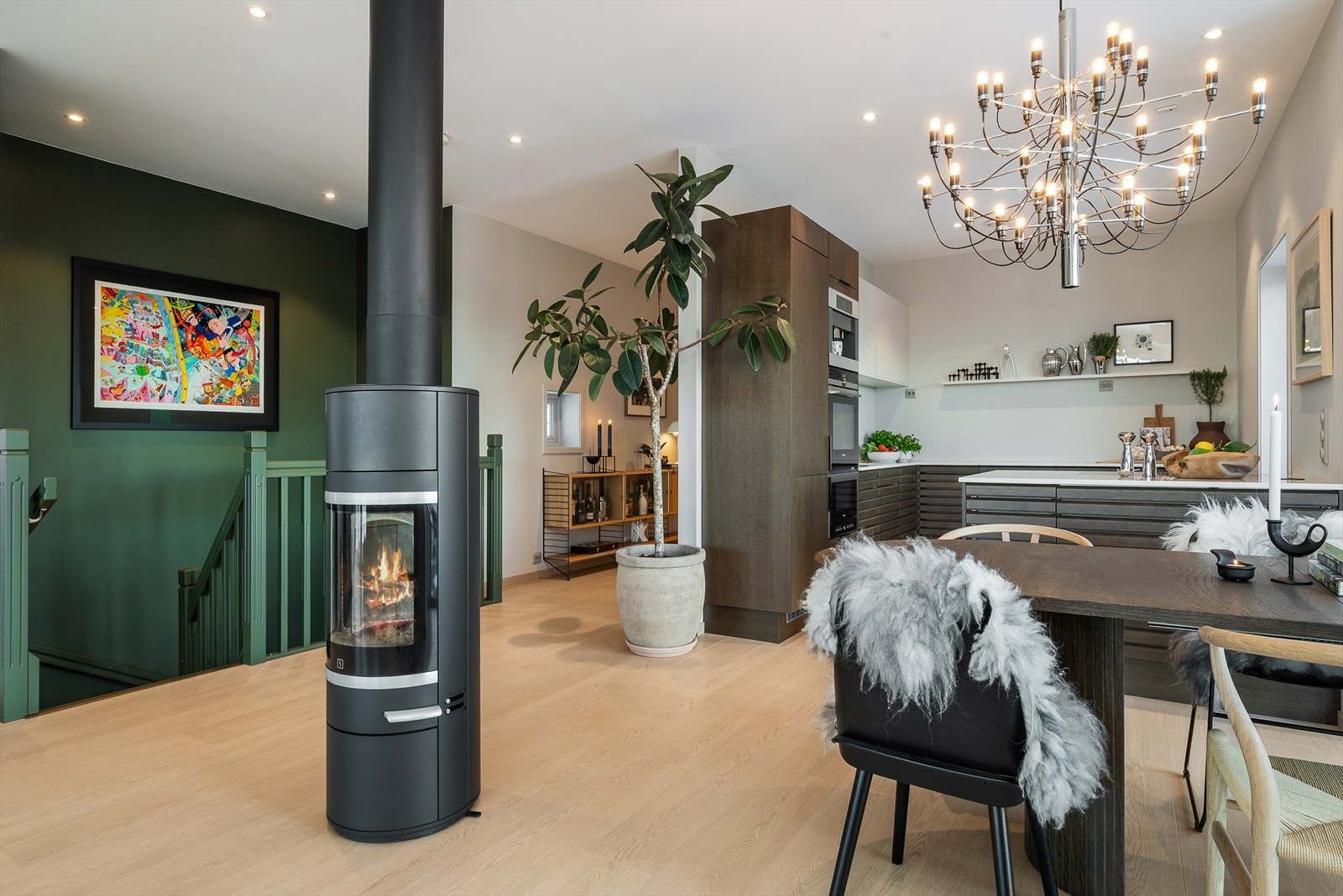 Stuen fremstår lys og innbydende med moderne uttrykk og vendbar peisovn som gir en behagelig atmosfære. Galleribilde