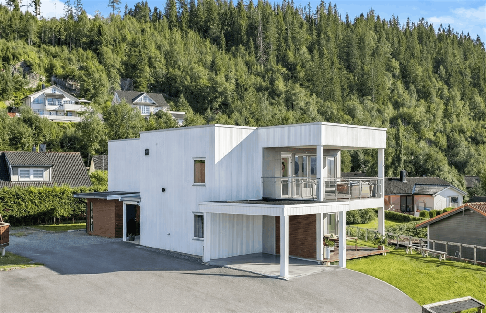Carport er søkt om og godkjent hos Melhus Kommune, og er her illustrert (bildet kan ha avvik fra faktisk byggetillatelse). Galleribilde