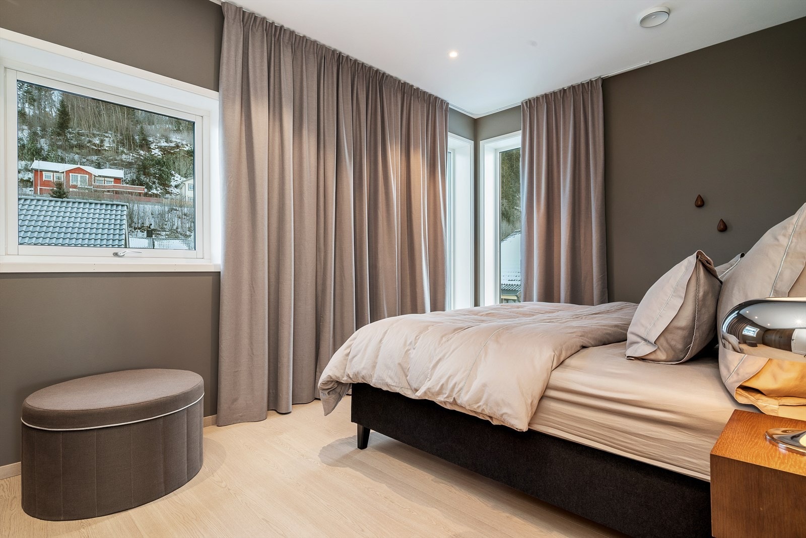 Takhengte gardinskinner med gardiner på fire av fem soverom gir et gjennomført og elegant preg. Galleribilde