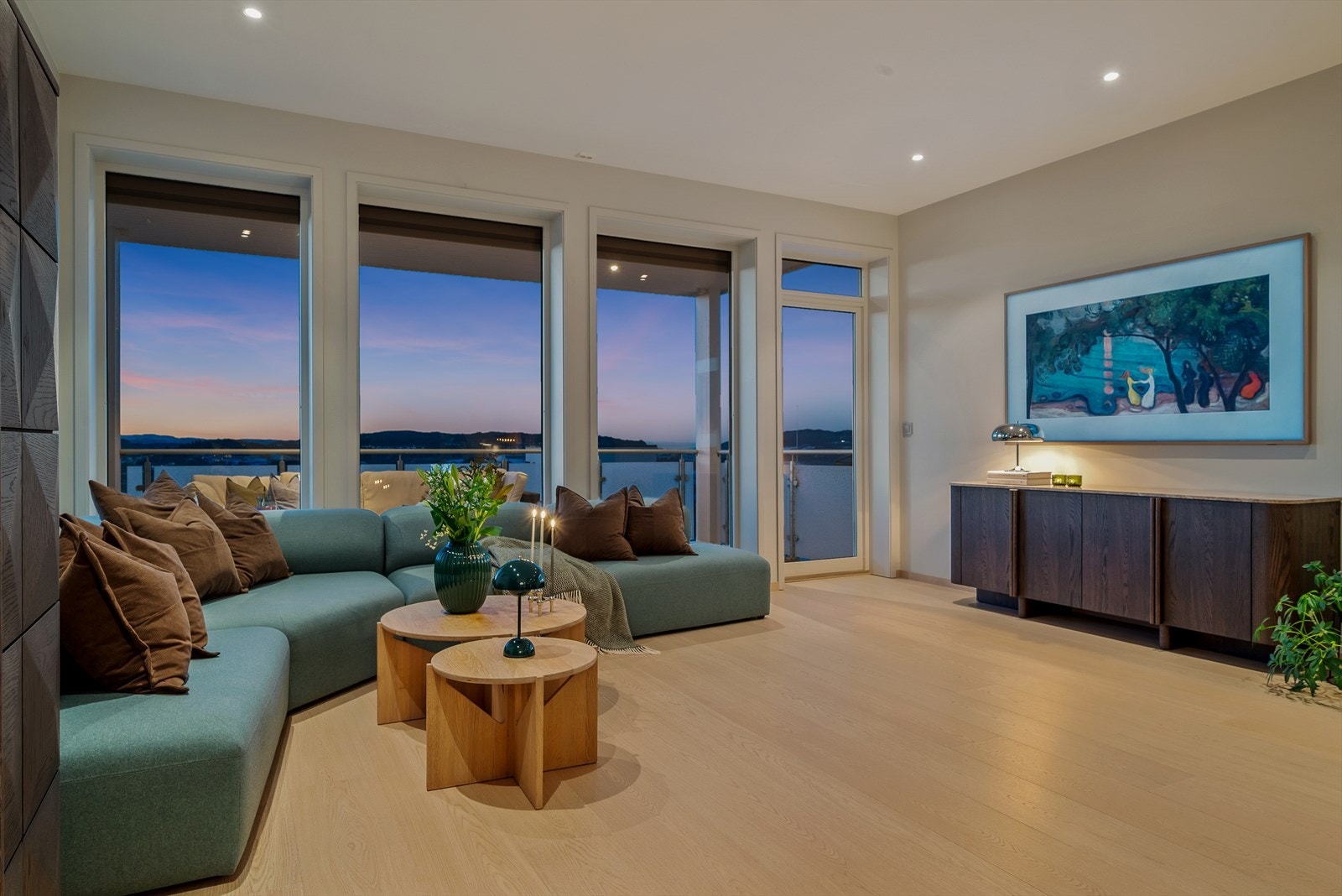 Boligen byr på store stilige vindusflater med rikelig naturlig lysinnslipp. Galleribilde