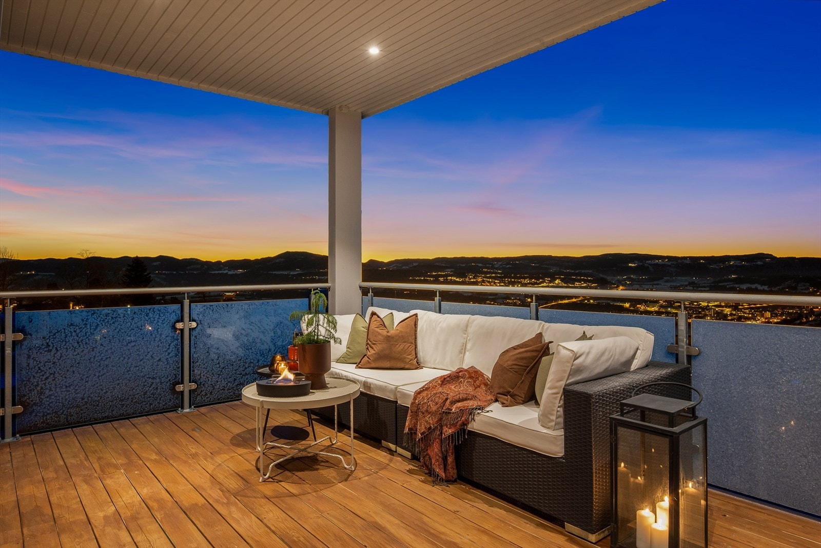 Utenfor stuen finner du en luftig, takoverbygd balkong på 15m². Galleribilde