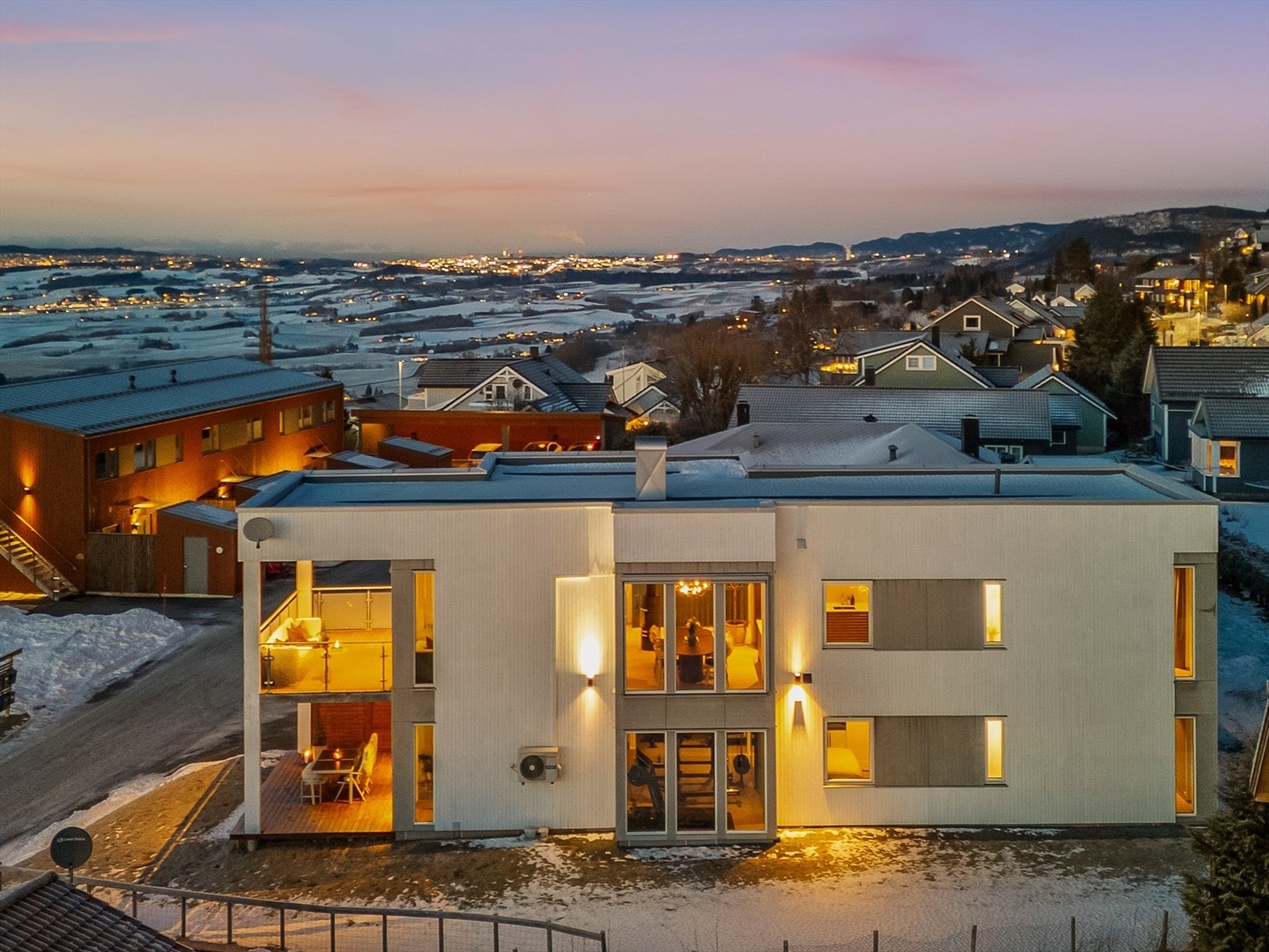 Fra eiendommen er det kort vei for å komme seg ut i naturen, med skogholt som har turstier opp til blant annet Vassfjellet. Galleribilde