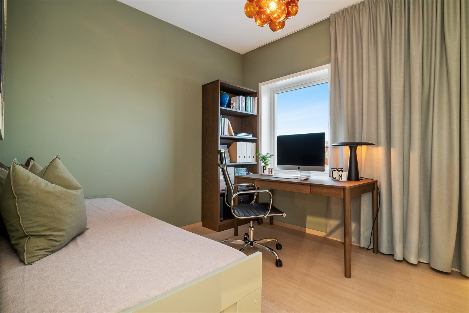 Det andre soverommet i 2.etg er et lyst og innbydende soverom på 9,5 kvm, med god plass til både seng, garderobe og øvrig møblement. Galleribilde