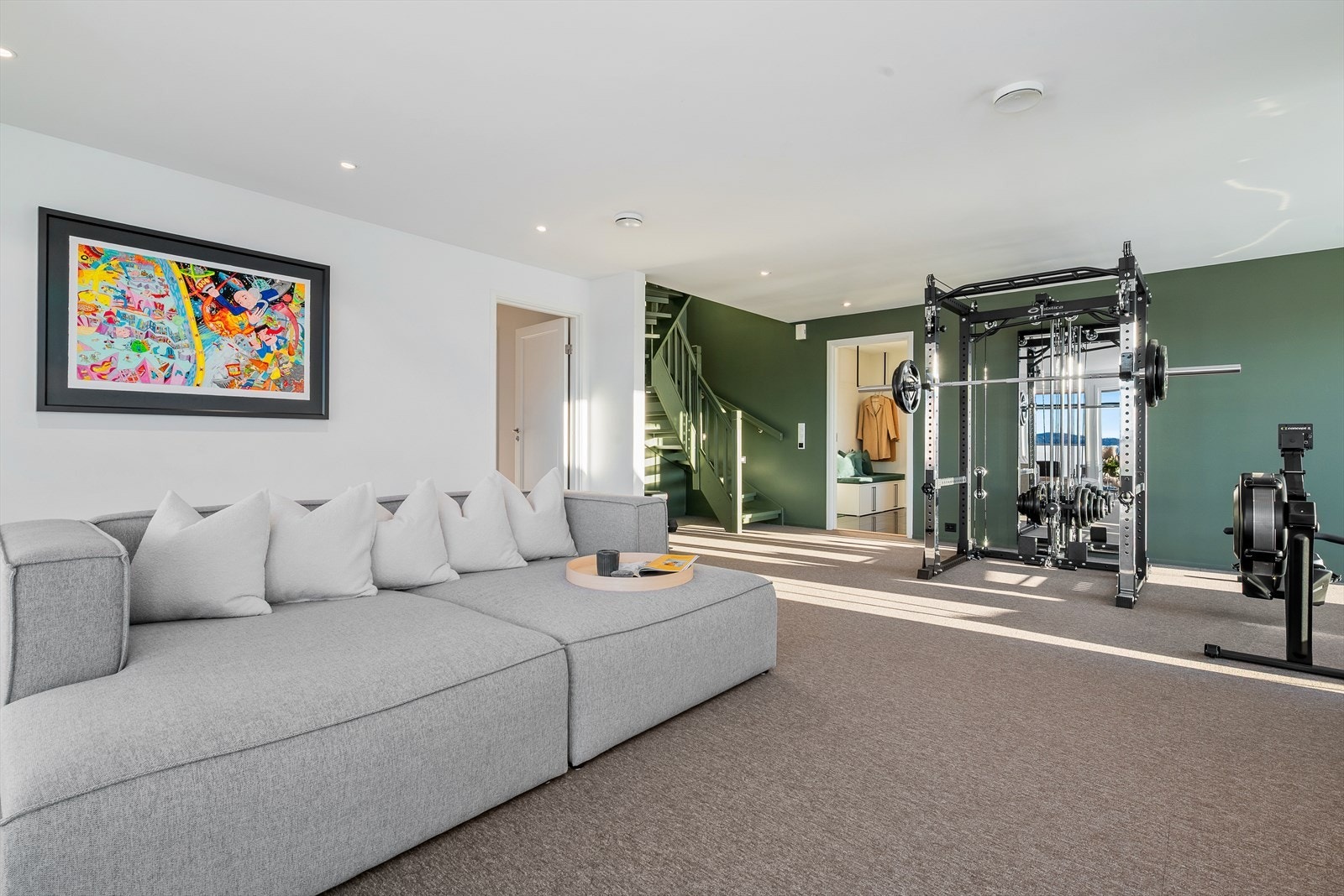 Downlights med dimming i de fleste oppholdsrom sørger for behagelig og tilpasset belysning. Galleribilde