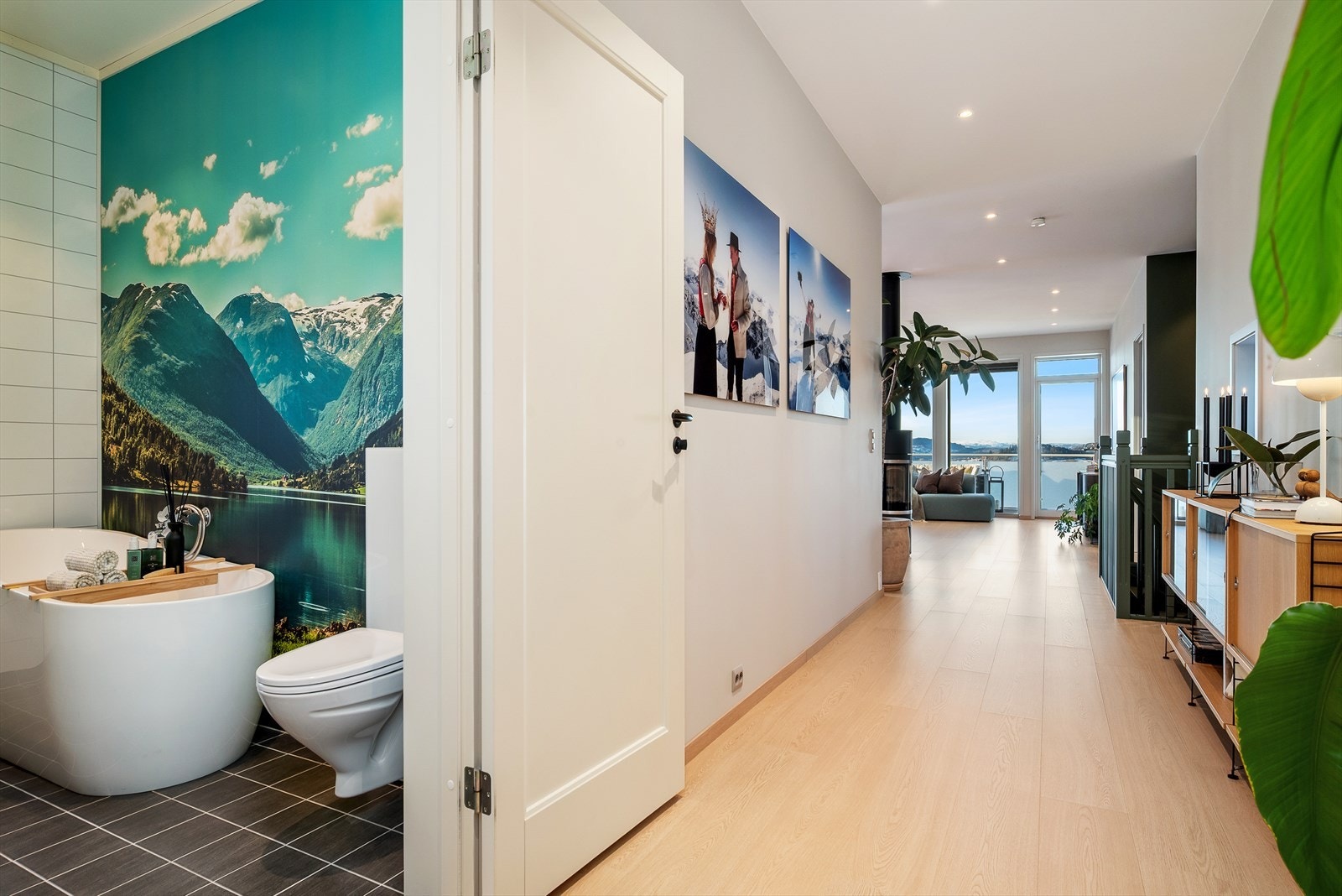 Waterguard lekkasjesikring og sentralt Elotec brannvarslingssystem gir økt trygghet i boligen. Galleribilde