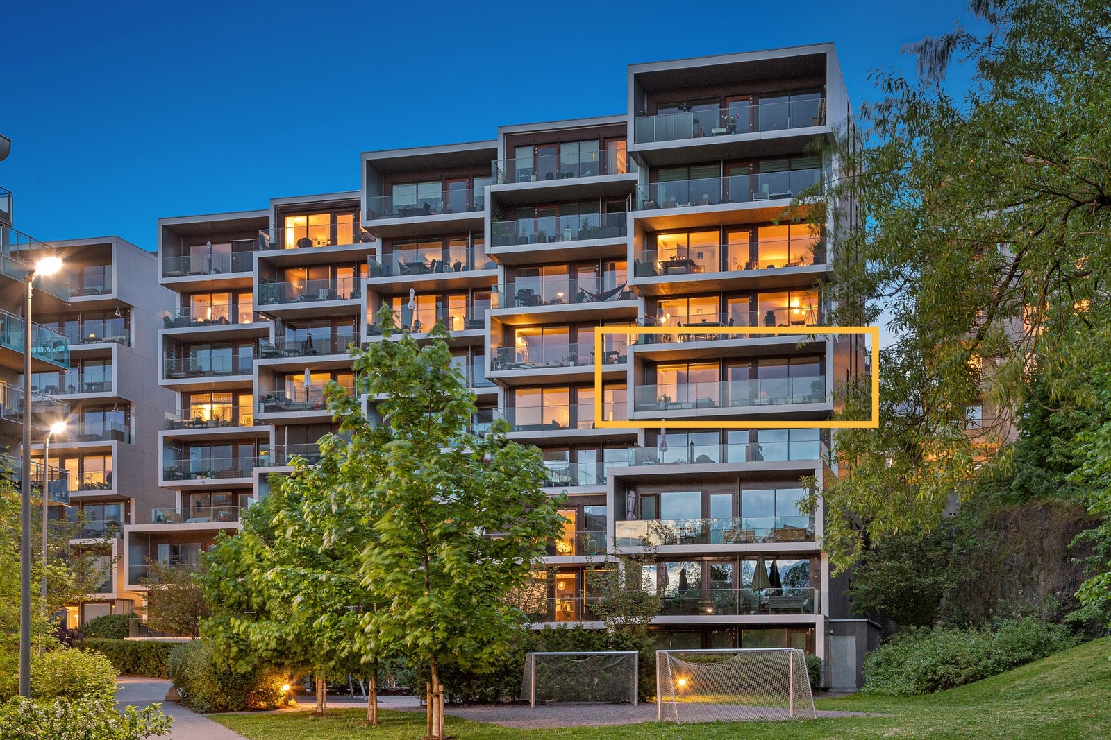 Høyt og luftig i byggets 5 etasje fra bakkeplan. Her bor man rolig, tilbaketrukket med flott utsikt mot Akerselva. Galleribilde