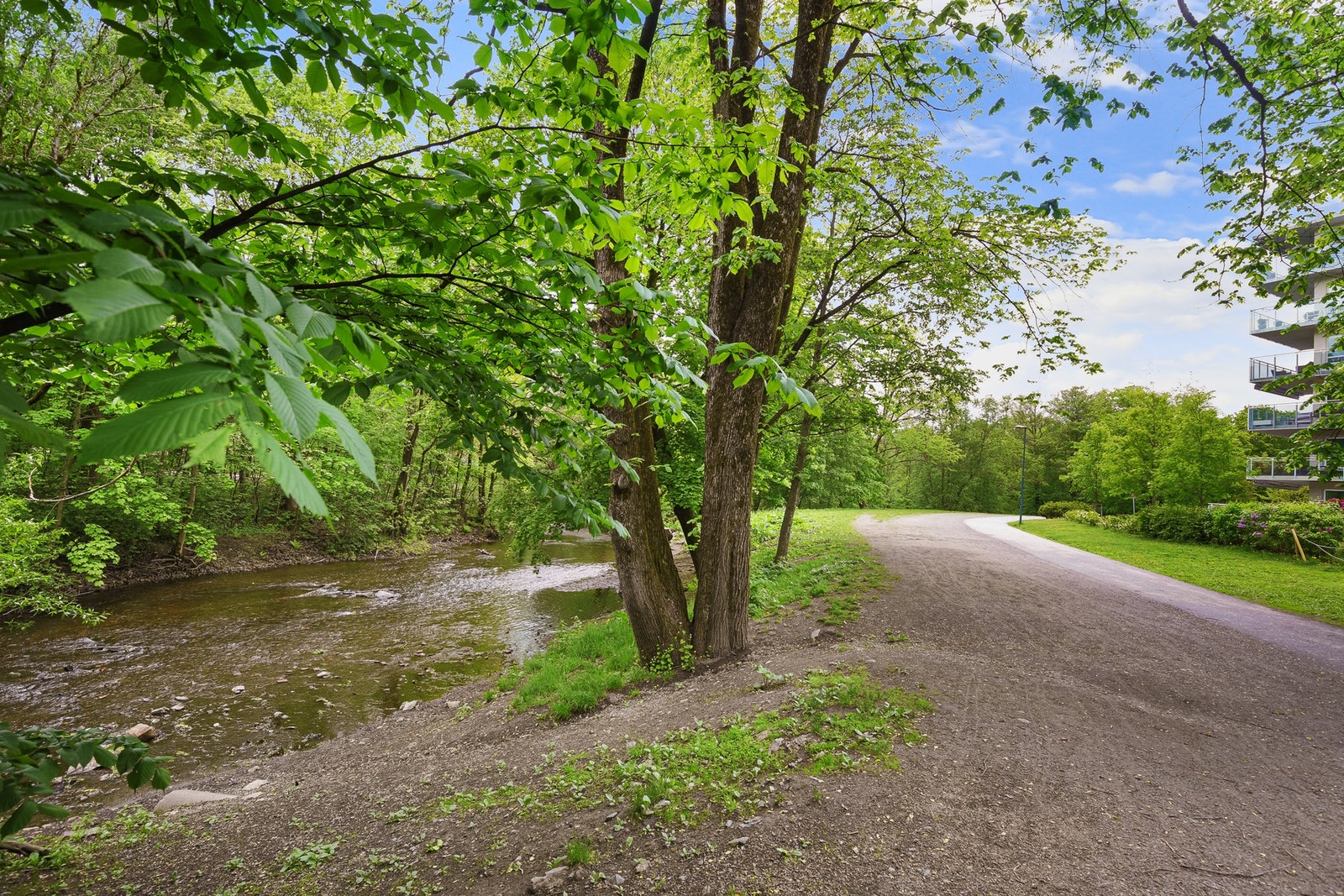 Leiligheten ligger like ved Akerselva - du har kort gangavstand til sentrum og alt byen har å by på. Galleribilde