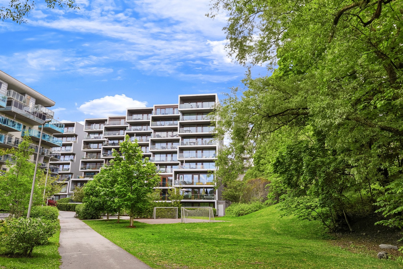 Rolig og tilbaketrukket beliggenhet i enden av en blindvei. Fellesarealene oppleves som grønne og frodige i sommerhalvåret. Galleribilde
