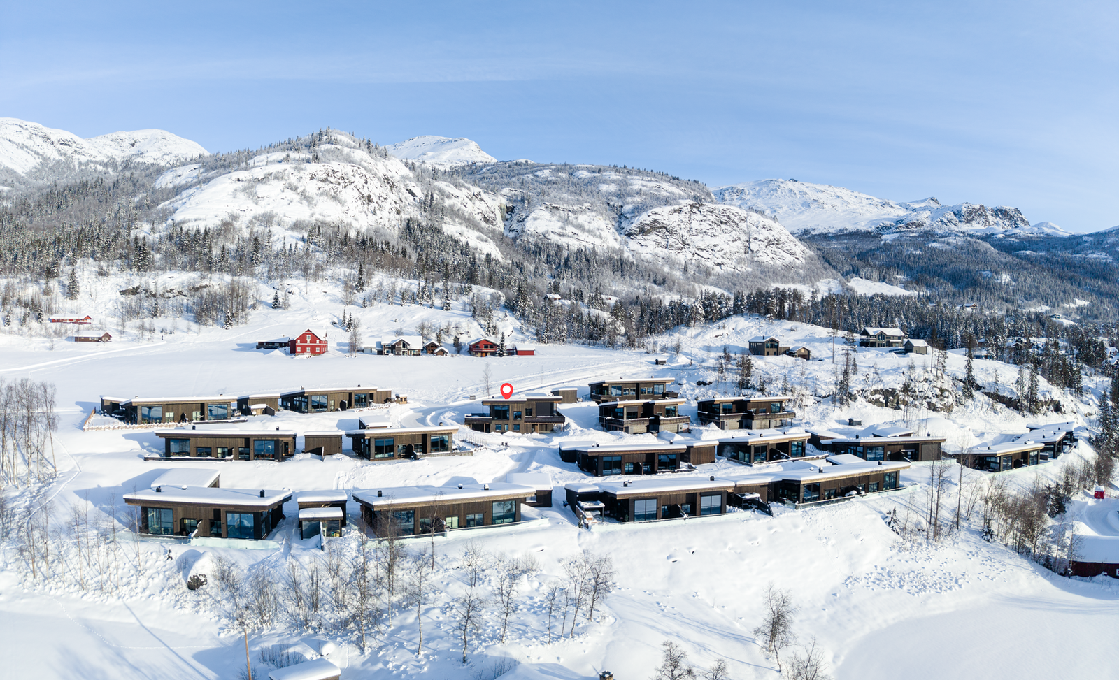 Boligen har en attraktiv beliggenhet med kort vei til Hemsedals sentrum med de fleste fasiliteter samtidig som du bor tett på fjellets ro. Galleribilde