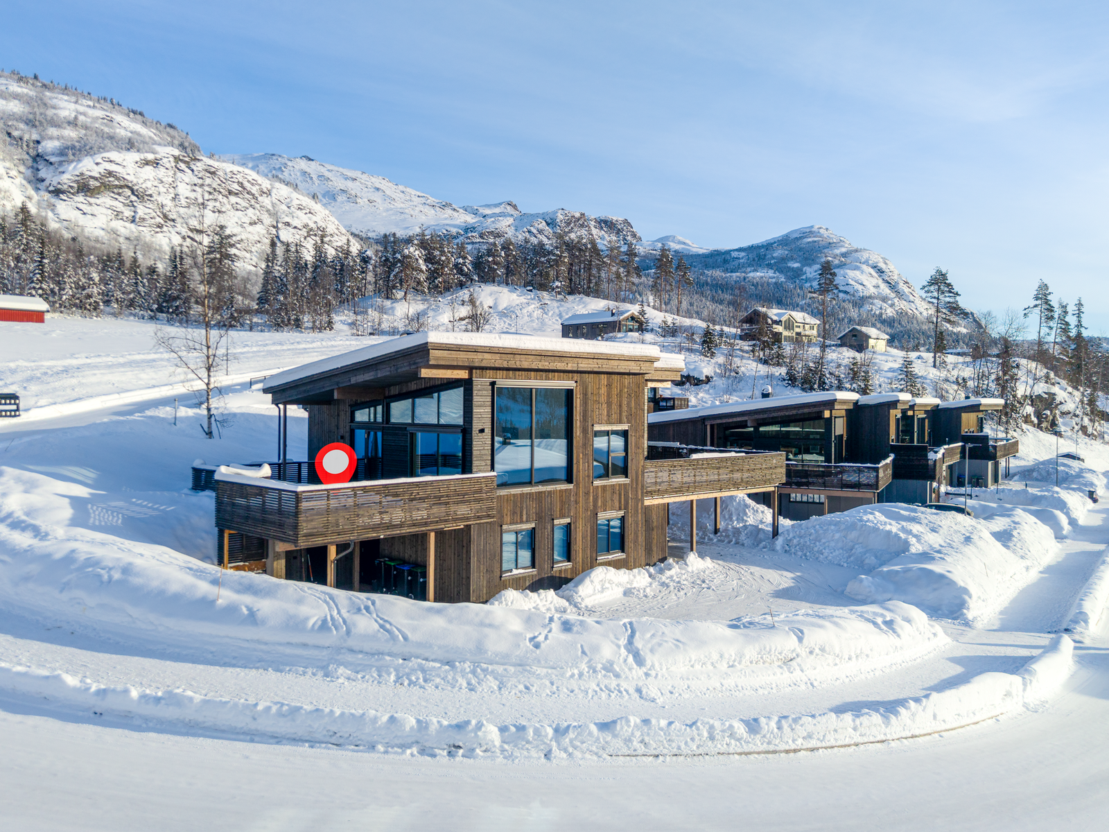 Boligen har en flott beliggenhet i Fridalen, med utsikt mot fjellene og Hemsedal skisenter. Galleribilde