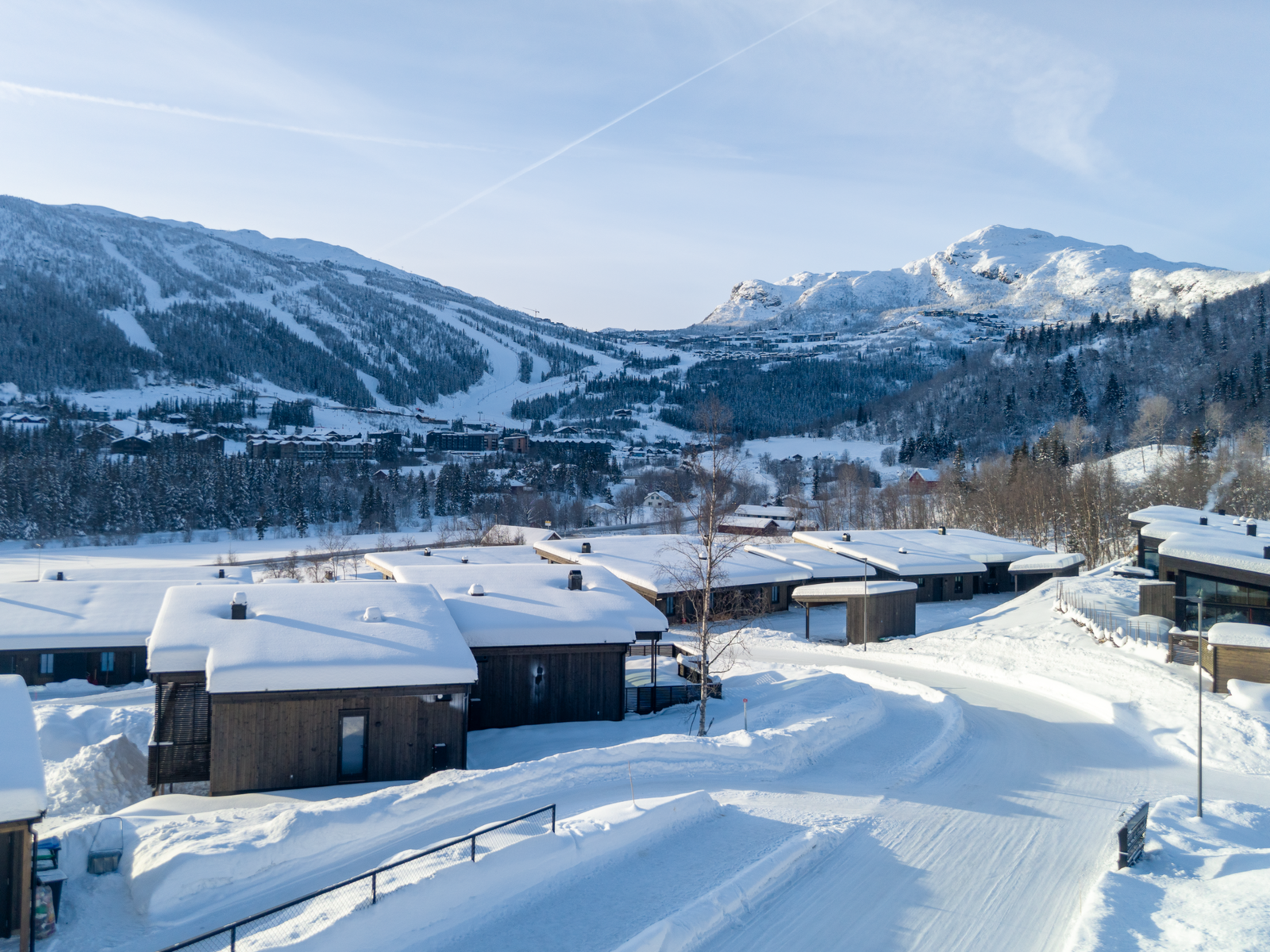 Boligen har et stilrent arkitektonisk uttrykk med rene linjer, store vindusflater og gjennomtenkte materialvalg som glir naturlig inn i fjellandskapet. Galleribilde