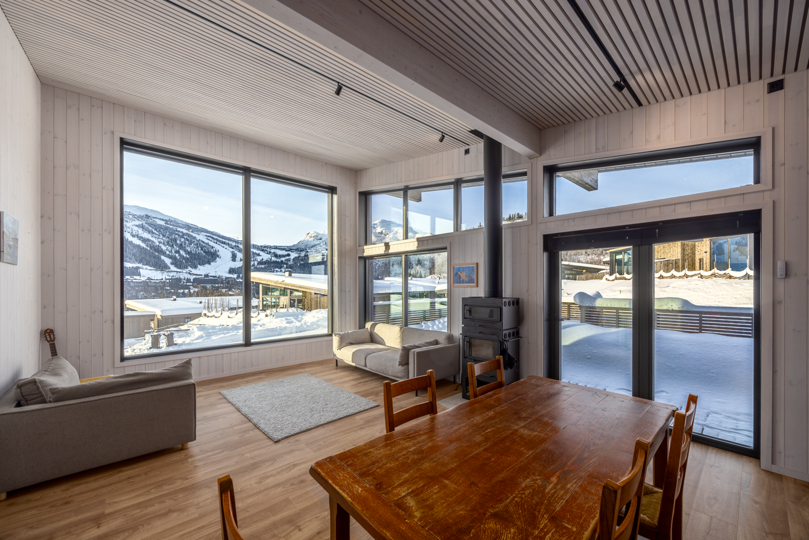 Meget sentral beliggenhet midt mellom skisenteret og sentrum. Galleribilde