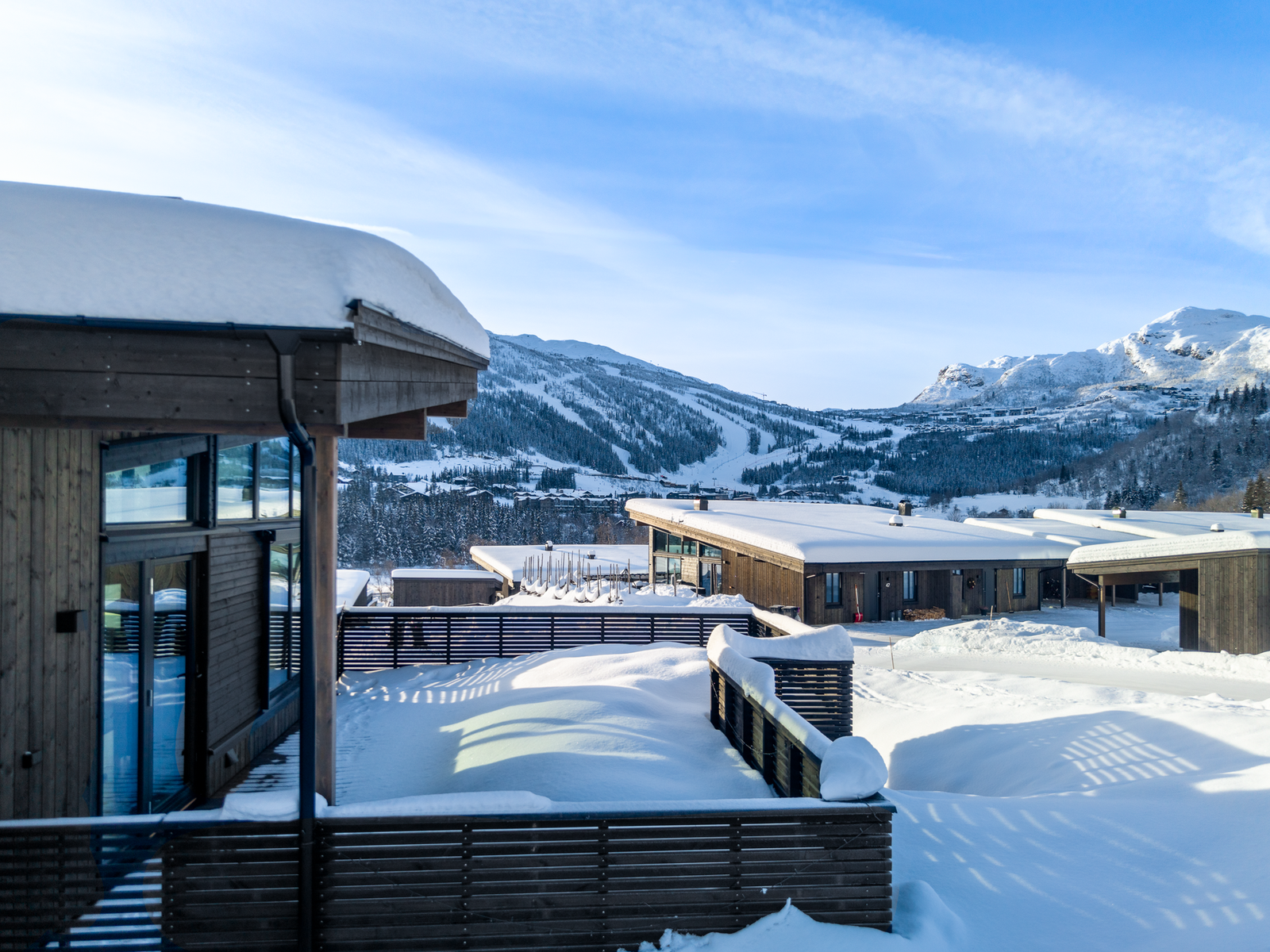 Stor terrasse på ca. 43 kvm som inviterer til både avslapning og sosiale stunder - året rundt. Galleribilde