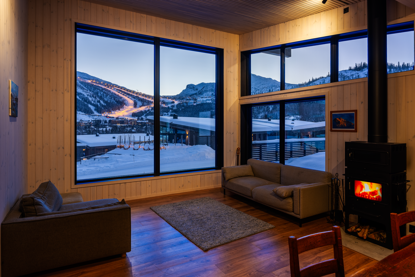 Når solen går ned, fylles hovedplanet med et mykt, blålig lys som skaper en rolig og intim atmosfære. Galleribilde