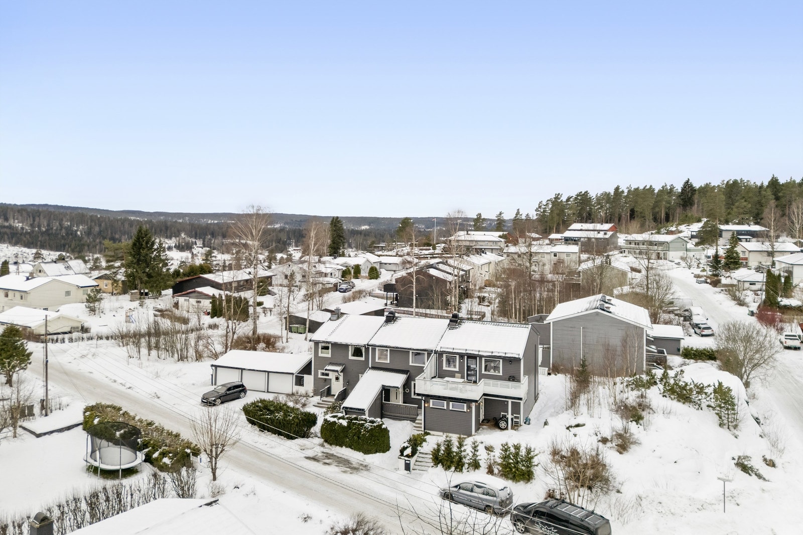 Ca. 10 min gange til buss med gode forbindelser til Oslo, Ski og Lillestrøm. Galleribilde