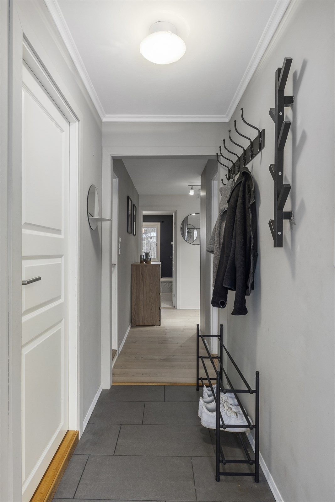 Entré med flislagt gulv med gulvvarme. Plass til oppheng av yttertøy og til å sette fra seg sko. Galleribilde