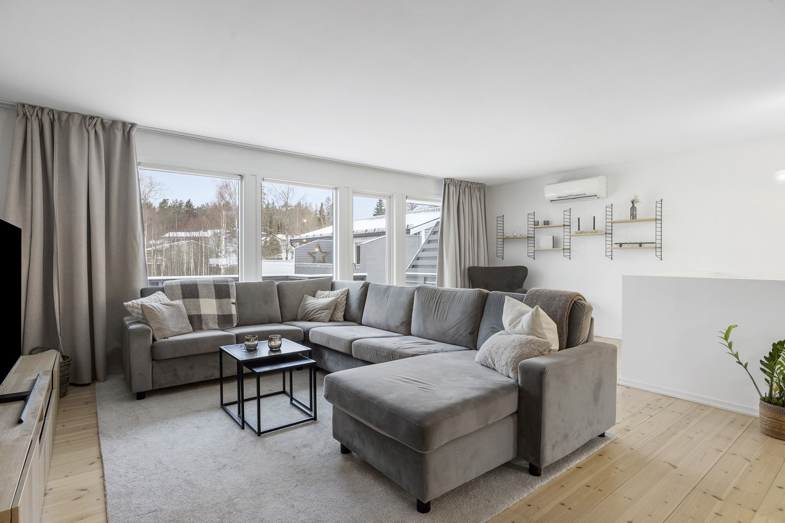 Store vindusflater mot vest slipper inn godt med naturlig lys. Galleribilde