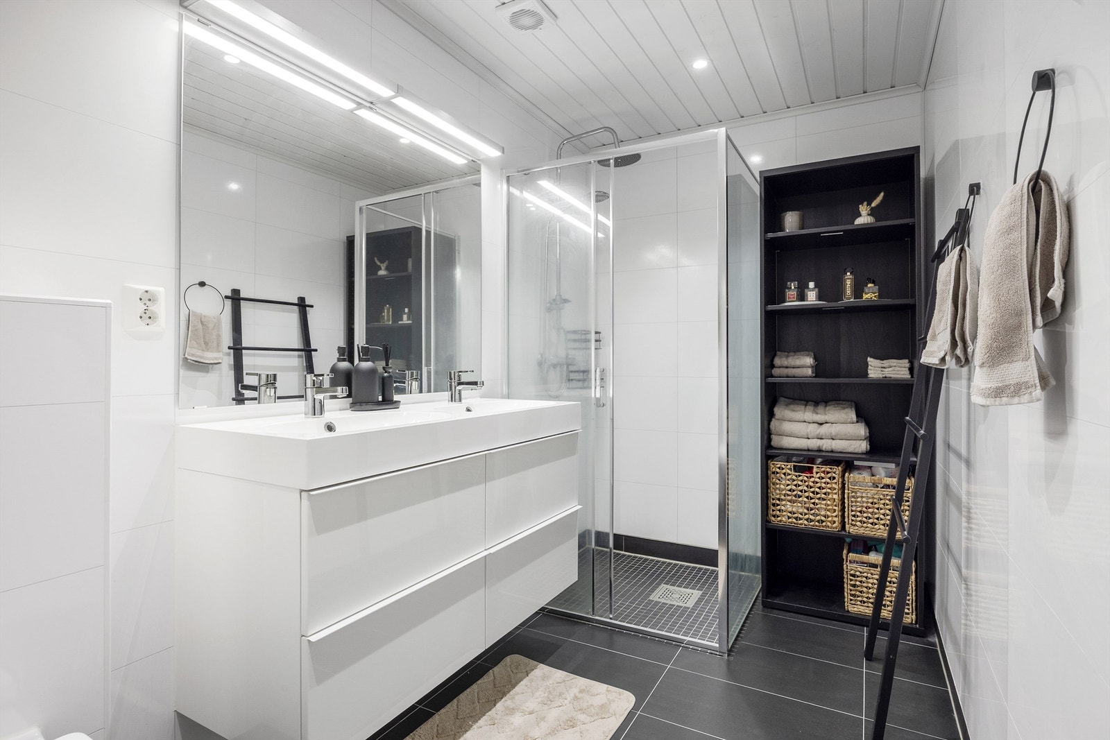 Bad fra 2016 med flislagt gulv med gulvvarme. Galleribilde