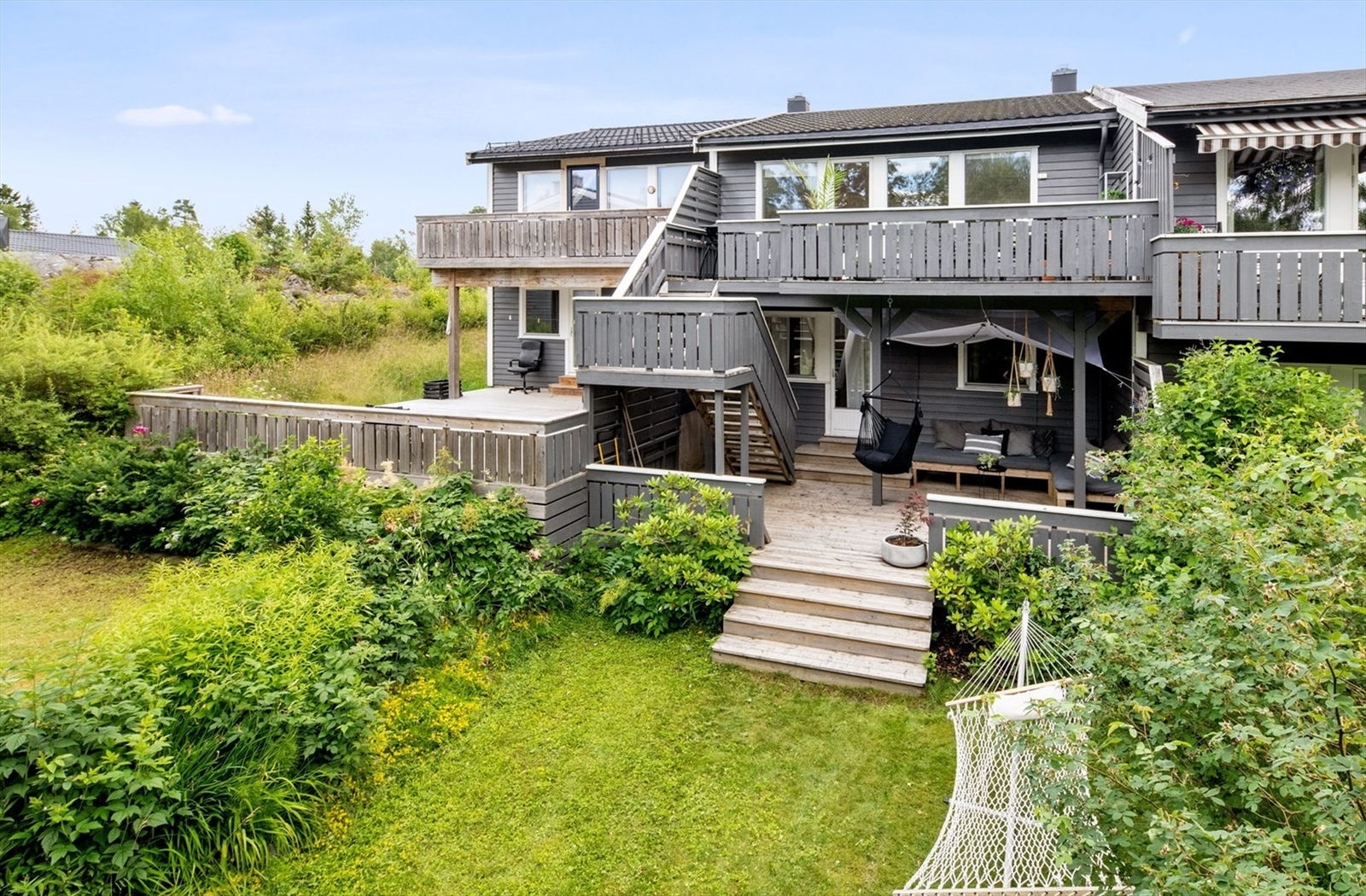 Sommerbilde - Stor hage mot vest. Galleribilde