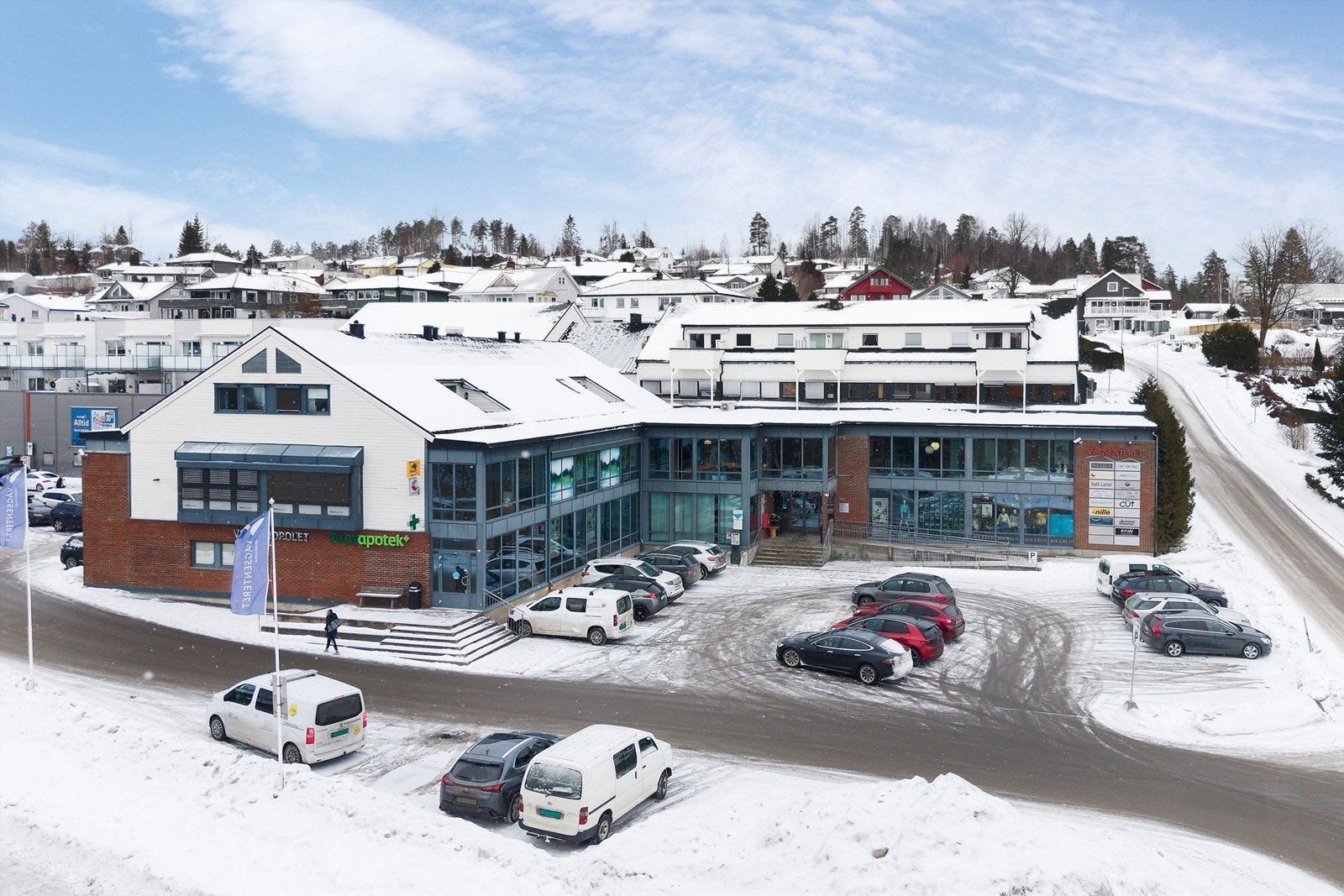 Kun 10 min gange til Våglia senter med diverse butikker, apotek, legekontor, treningssenter, vinmonopol, kafé m.m. Galleribilde