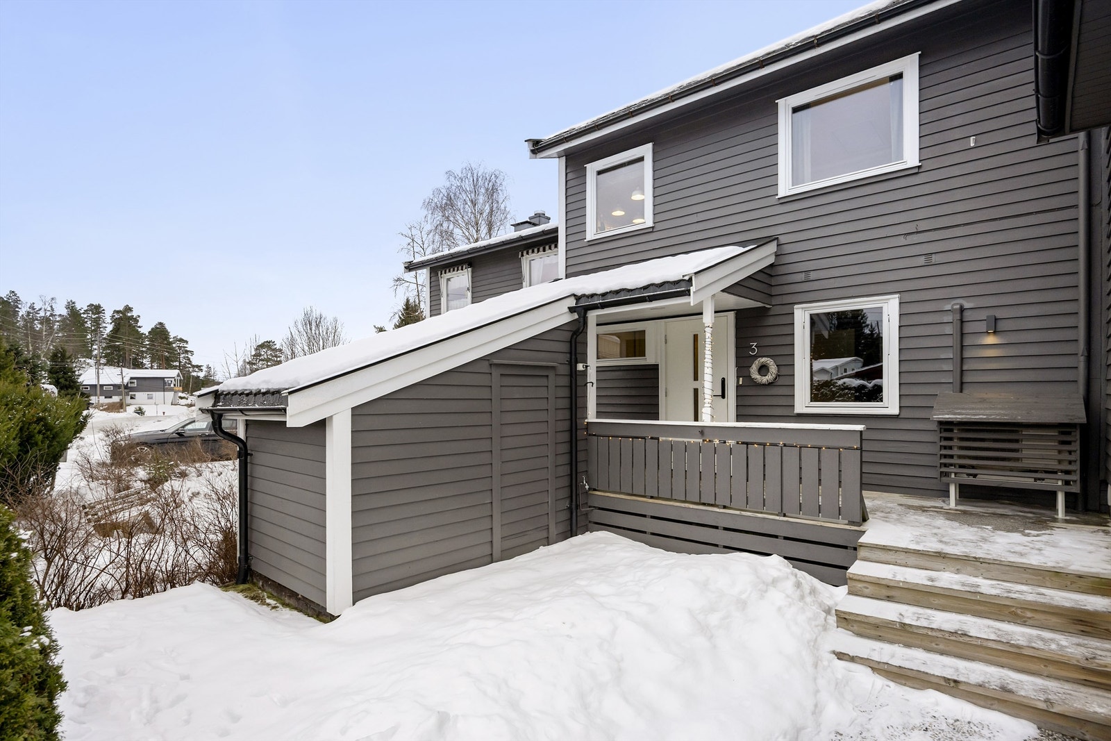 Et hyggelig overbygd inngangsparti med terrasse og isolert bod på 3 kvm (5 kvm gulvareal). Galleribilde