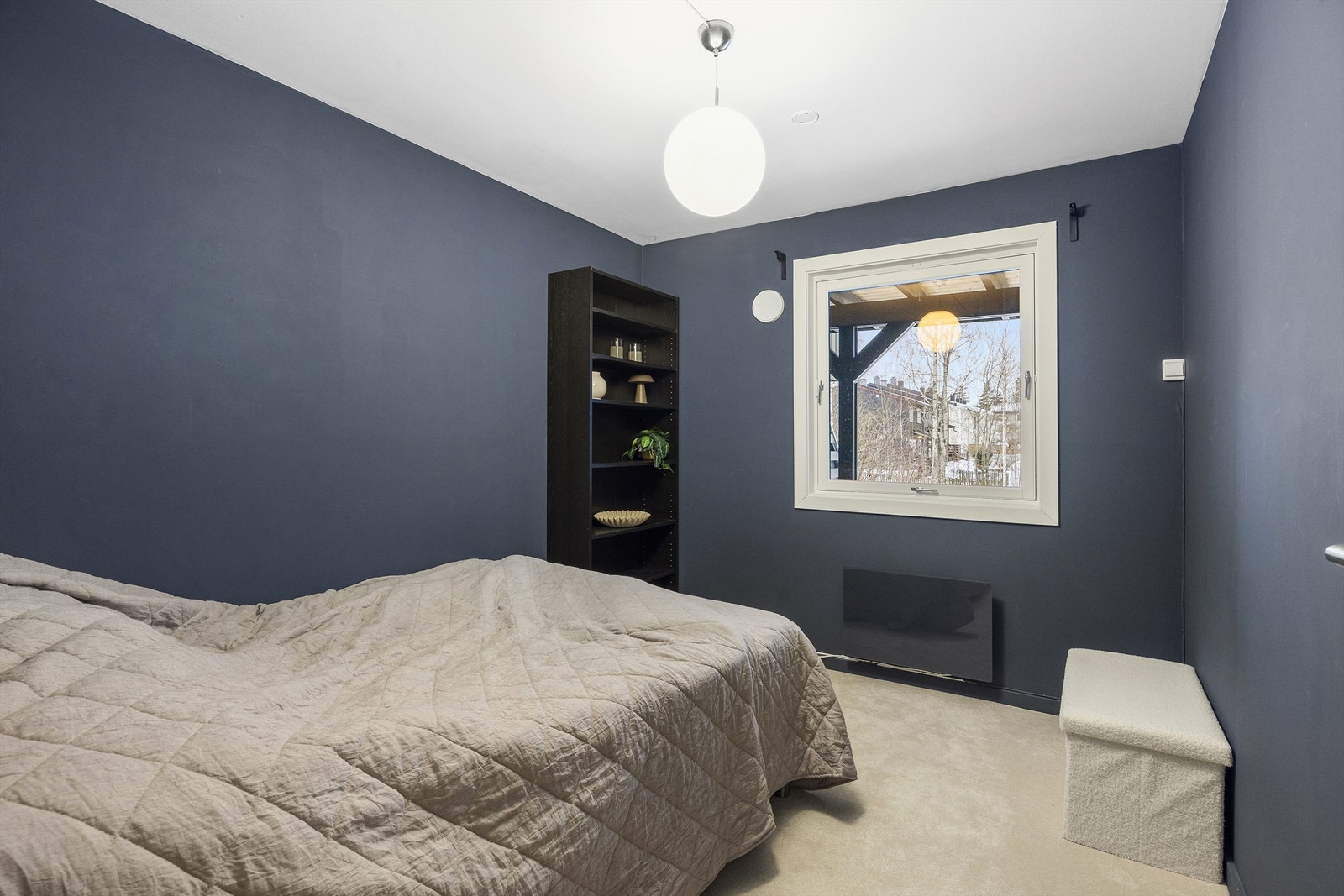 Soverom med god plass til seng, garderobeløsning og skrivepult. Galleribilde